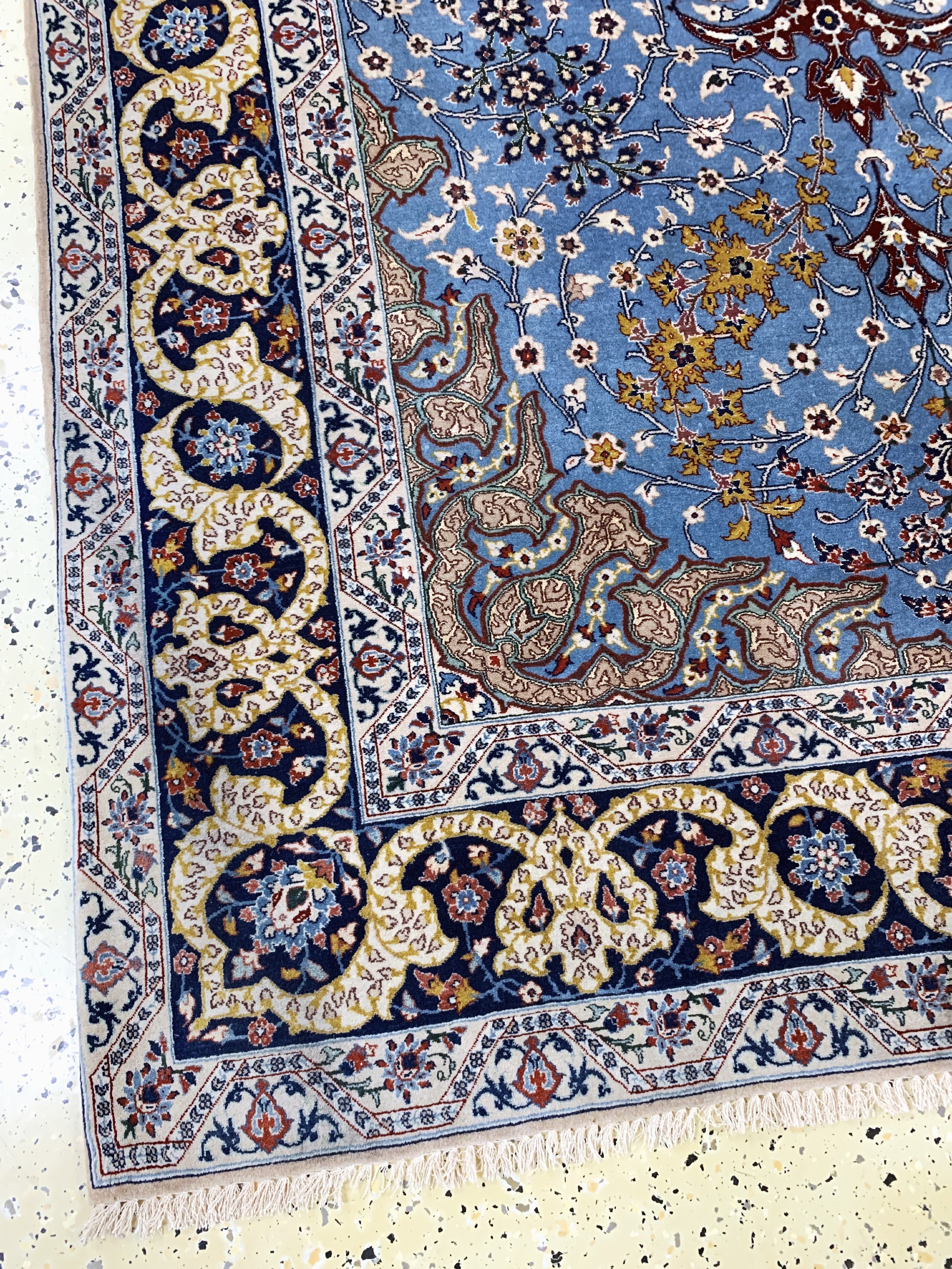 Detail b: Esfahan fein, Persien, Anfang 20.Jhd, Korkwolle mit und auf Seide, ca. 230 x 150 cm,Reinigungsbedürftig, EHZ: 2, (5 cm Riss am Rand)