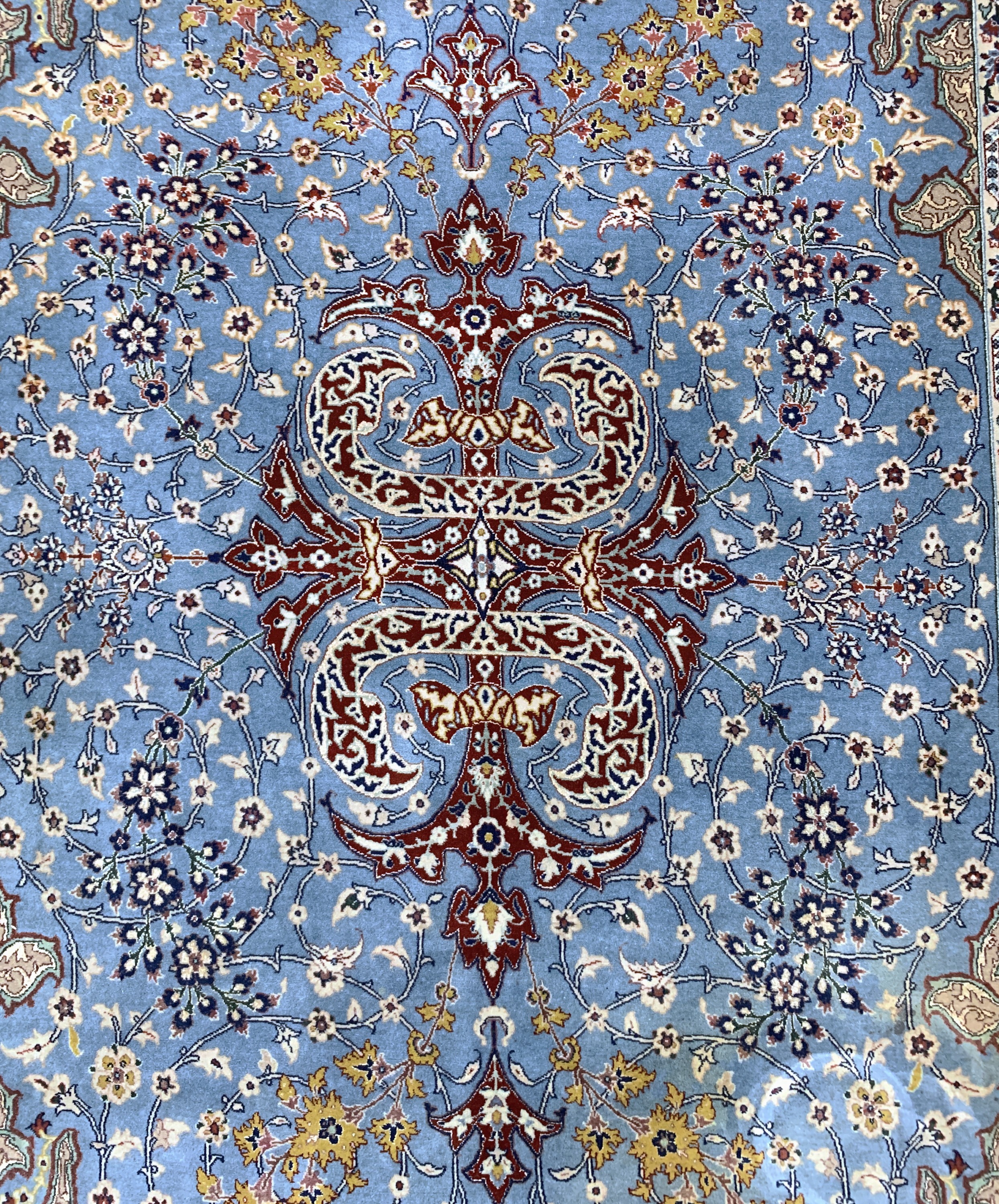 Detail c: Esfahan fein, Persien, Anfang 20.Jhd, Korkwolle mit und auf Seide, ca. 230 x 150 cm,Reinigungsbedürftig, EHZ: 2, (5 cm Riss am Rand)