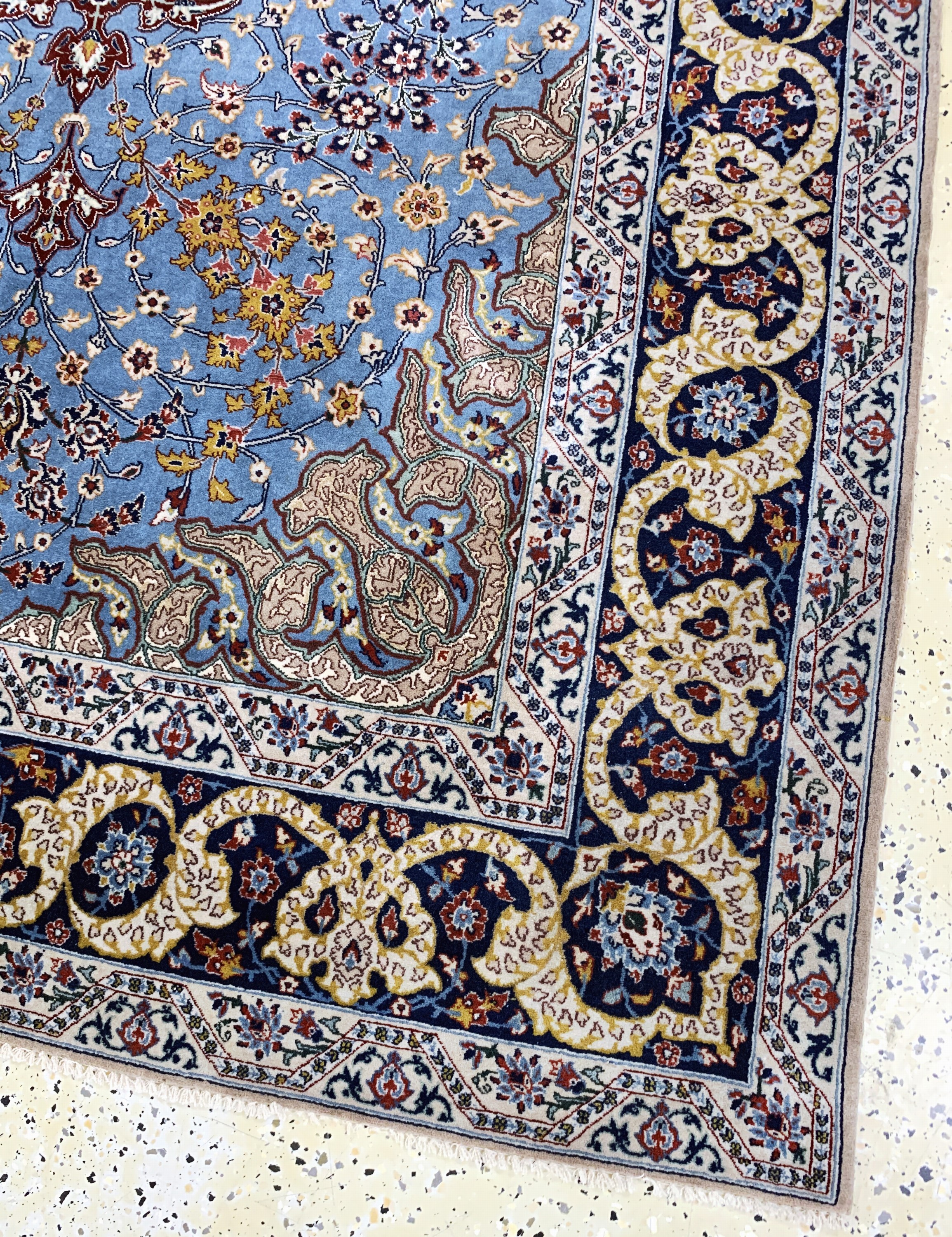 Detail d: Esfahan fein, Persien, Anfang 20.Jhd, Korkwolle mit und auf Seide, ca. 230 x 150 cm,Reinigungsbedürftig, EHZ: 2, (5 cm Riss am Rand)