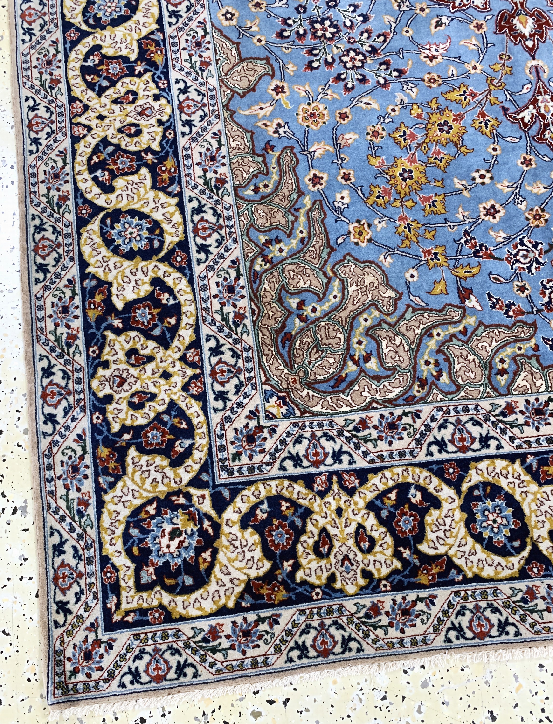 Detail e: Esfahan fein, Persien, Anfang 20.Jhd, Korkwolle mit und auf Seide, ca. 230 x 150 cm,Reinigungsbedürftig, EHZ: 2, (5 cm Riss am Rand)