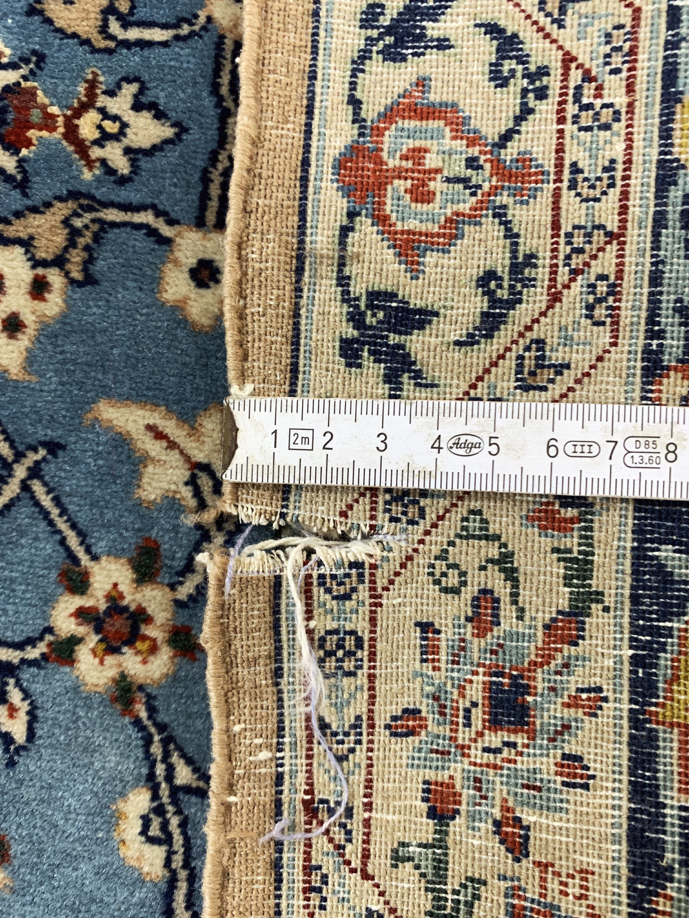 Detail f: Esfahan fein, Persien, Anfang 20.Jhd, Korkwolle mit und auf Seide, ca. 230 x 150 cm,Reinigungsbedürftig, EHZ: 2, (5 cm Riss am Rand)