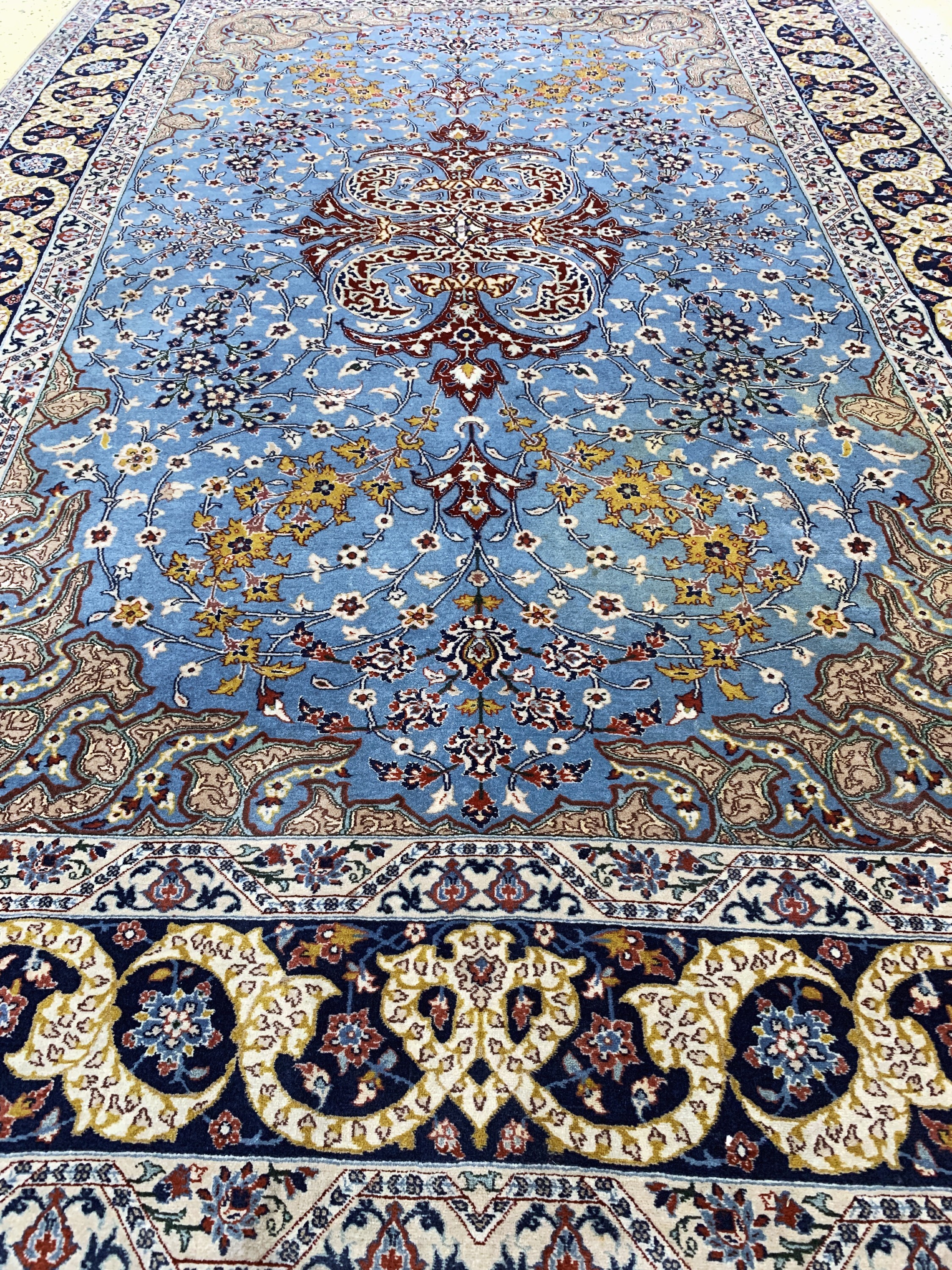 Detail g: Esfahan fein, Persien, Anfang 20.Jhd, Korkwolle mit und auf Seide, ca. 230 x 150 cm,Reinigungsbedürftig, EHZ: 2, (5 cm Riss am Rand)
