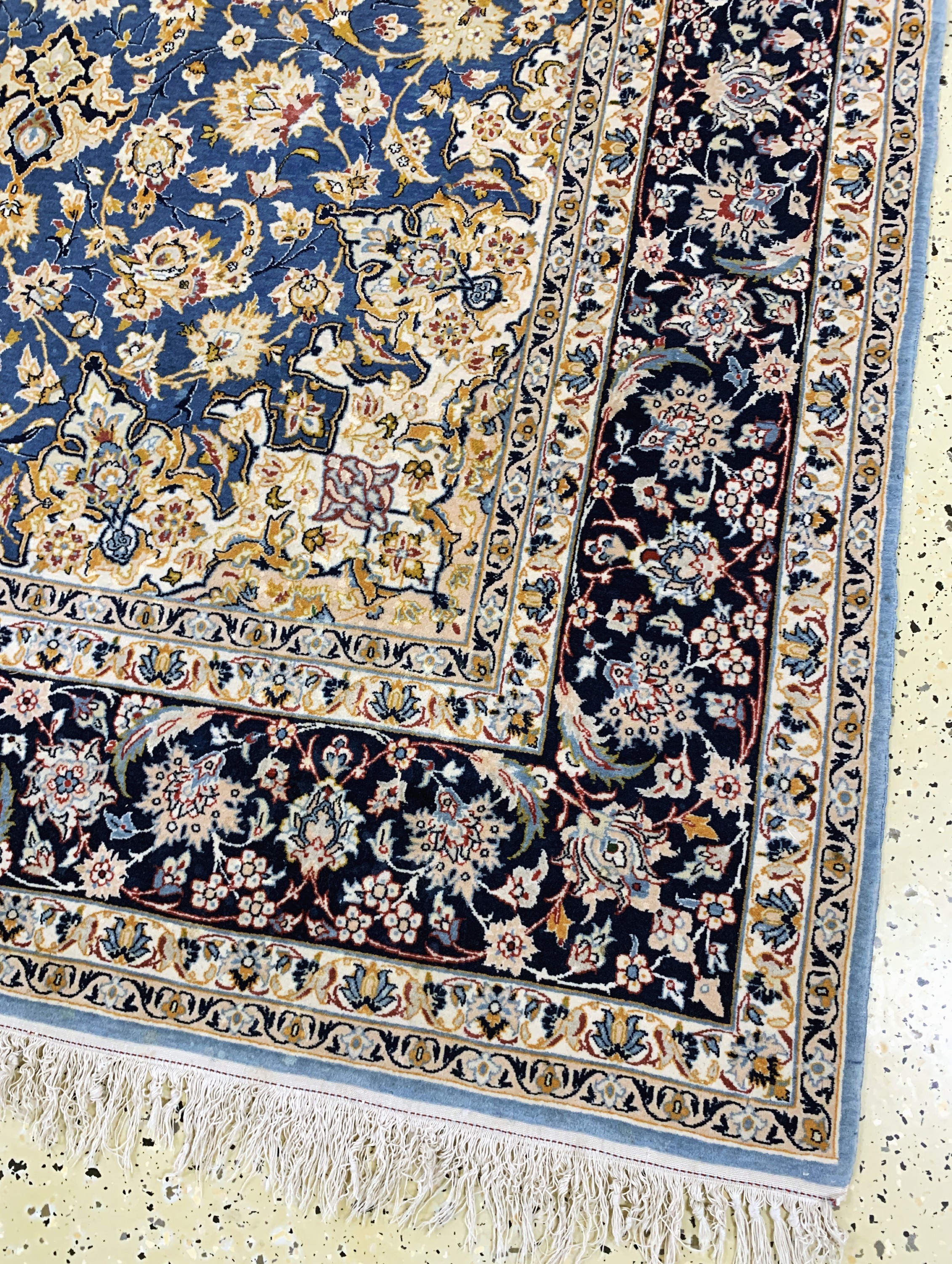 Detail a: Esfahan fein, Persien, Mitte 20.Jhd, Korkwolle auf Seide, ca. 237 x 160 cm, ca. 1,0Mio. Kn/qm, Reinigungsbedürftig, EHZ: 2