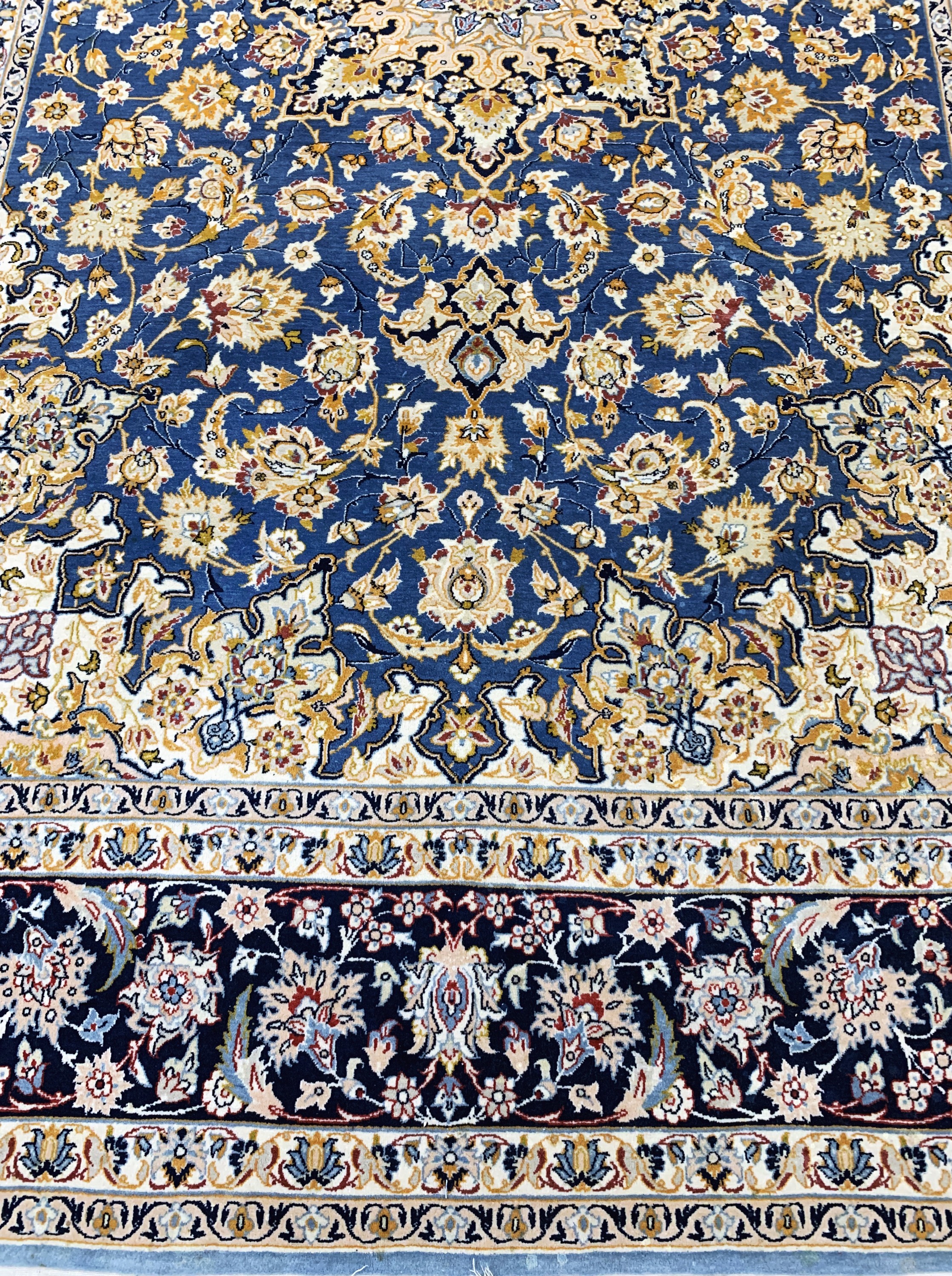 Detail c: Esfahan fein, Persien, Mitte 20.Jhd, Korkwolle auf Seide, ca. 237 x 160 cm, ca. 1,0Mio. Kn/qm, Reinigungsbedürftig, EHZ: 2