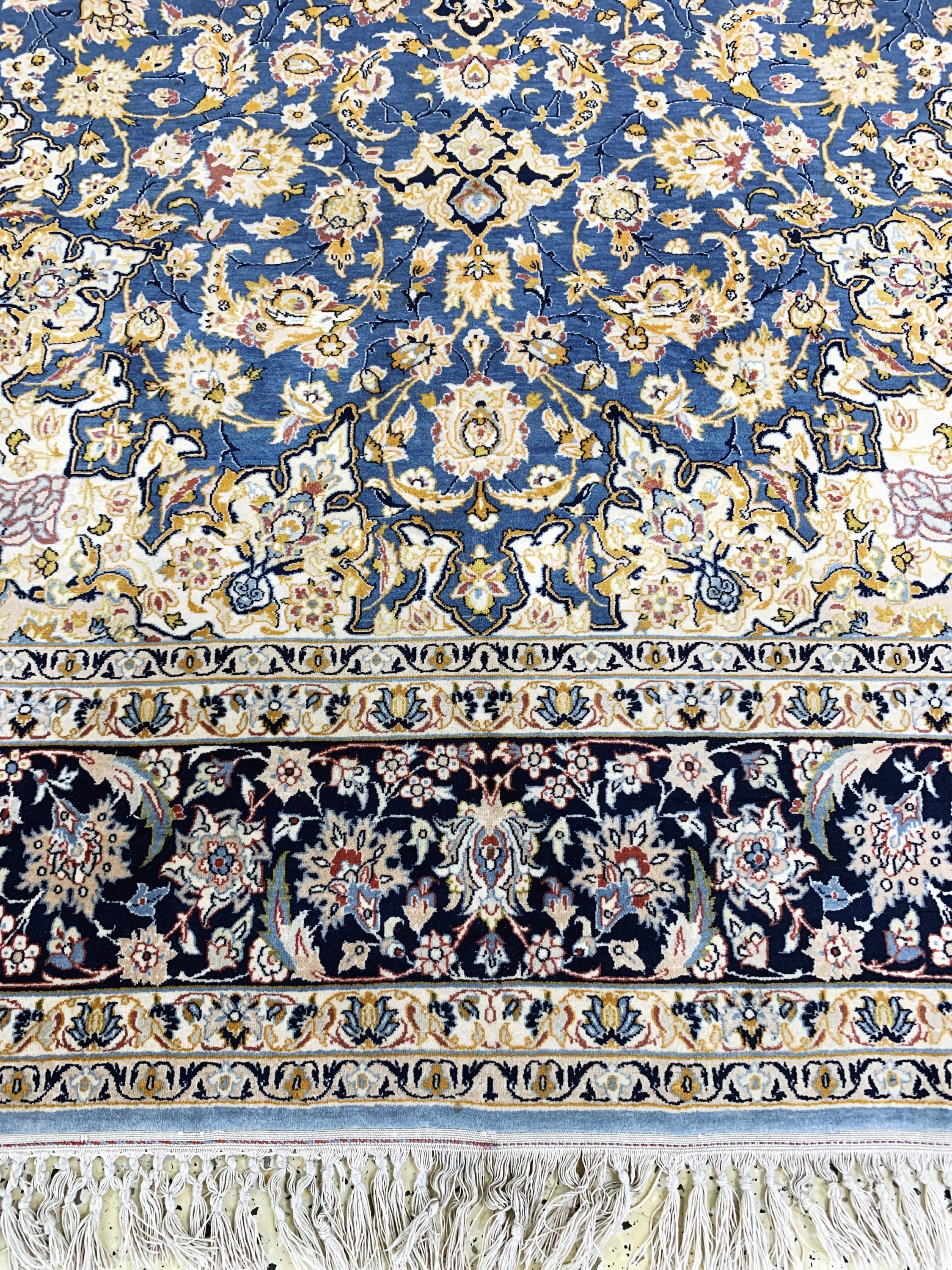 Detail e: Esfahan fein, Persien, Mitte 20.Jhd, Korkwolle auf Seide, ca. 237 x 160 cm, ca. 1,0Mio. Kn/qm, Reinigungsbedürftig, EHZ: 2