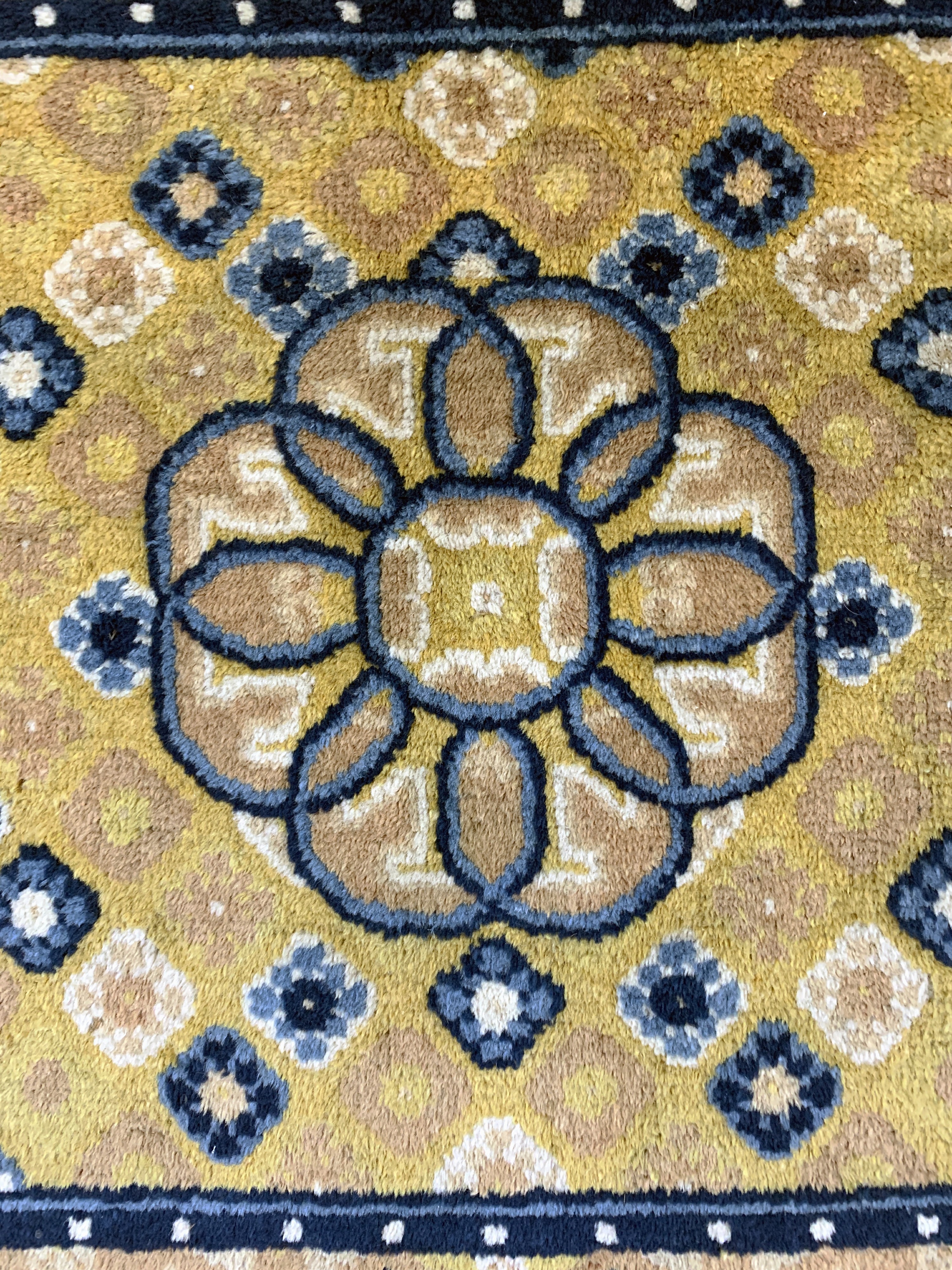 Detail c: Ning-Hsia"Sitzbankteppich", China, 19.Jhd, Wolle auf Baumwolle, ca. 66 x 67 cm, EHZ: 2, (restauriert)