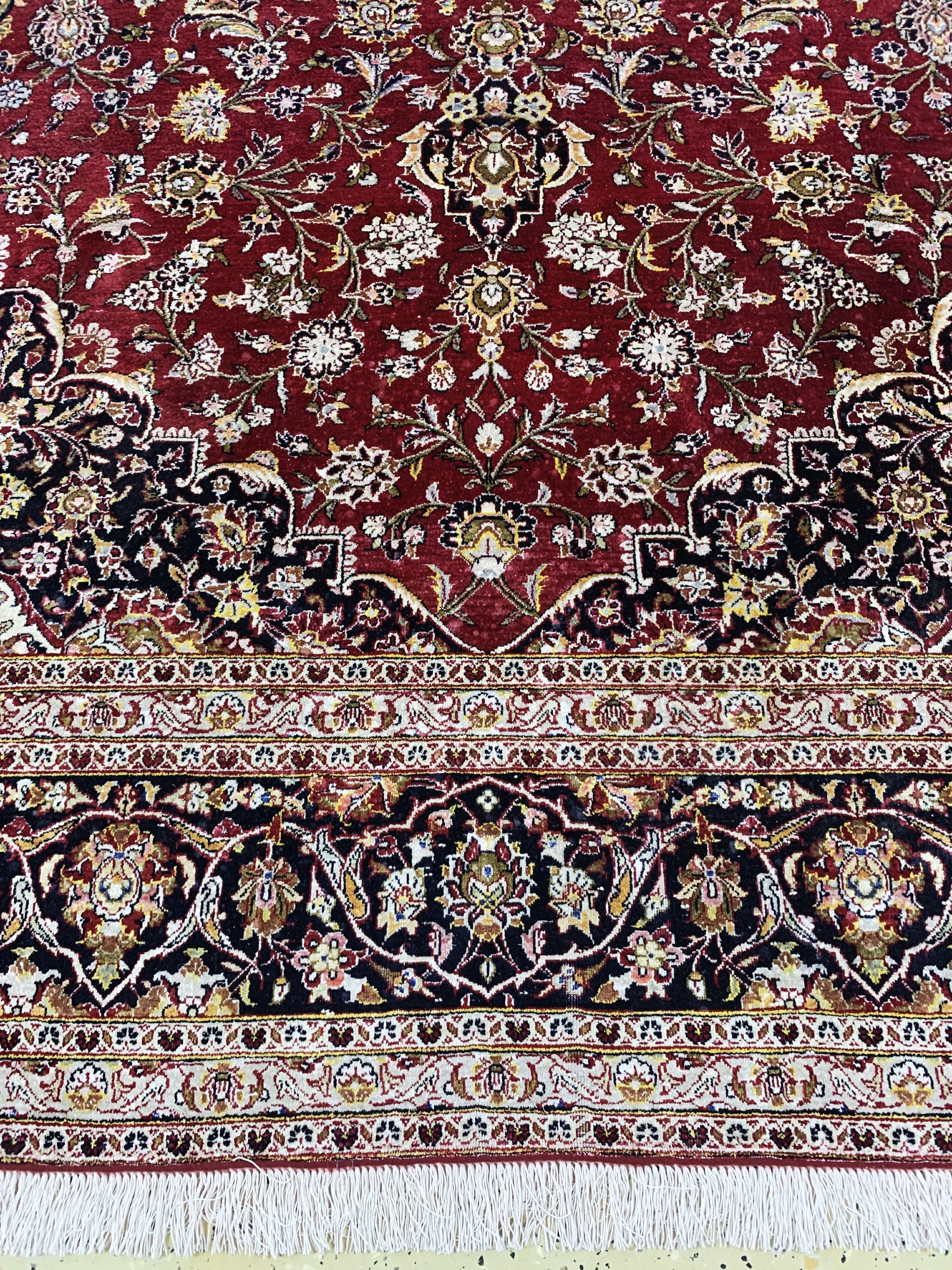 Detail b: Seiden Keschan, Persien, Mitte 20.Jhd, reine Naturseide, ca. 320 x 215 cm, leicht verfärbt, EHZ: 2