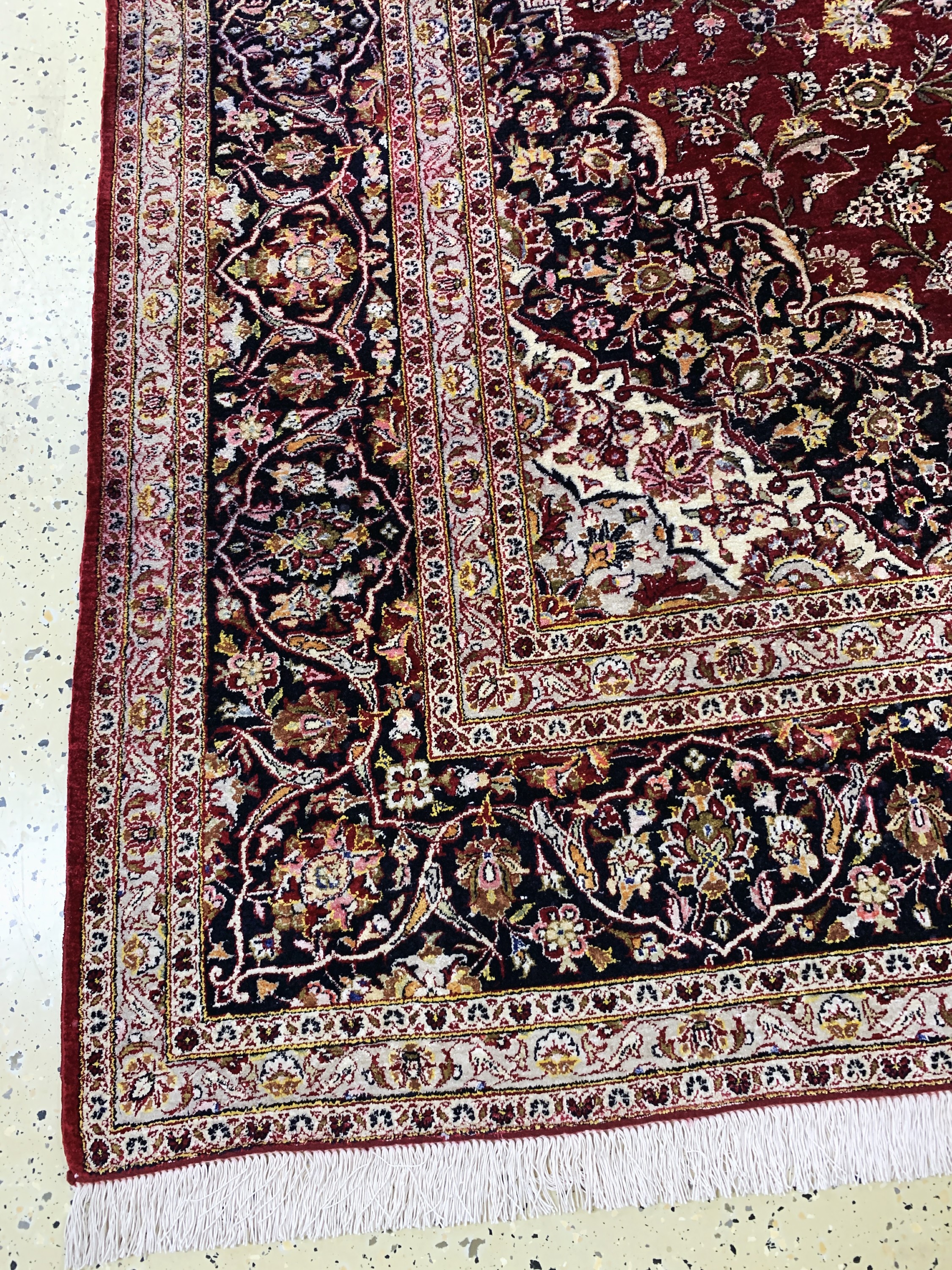 Detail c: Seiden Keschan, Persien, Mitte 20.Jhd, reine Naturseide, ca. 320 x 215 cm, leicht verfärbt, EHZ: 2