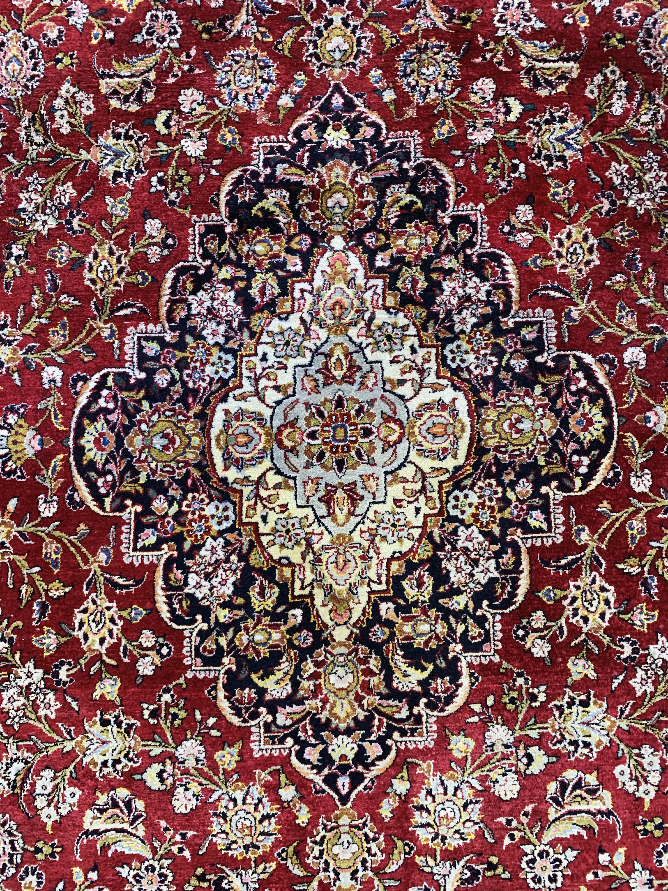 Detail e: Seiden Keschan, Persien, Mitte 20.Jhd, reine Naturseide, ca. 320 x 215 cm, leicht verfärbt, EHZ: 2