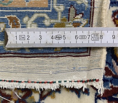 27011260g - Esfahan fein, Persien, Mitte 20.Jhd, Korkwolle auf Seide, ca. 244 x 154 cm, EHZ: 2 ...