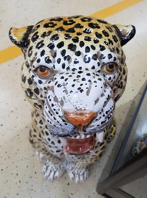 27011278h - Zwei lebensgroße Geparden, Italien, Keramik, wohl 1970er Jahre, handbemalt, H. 92/97 ...