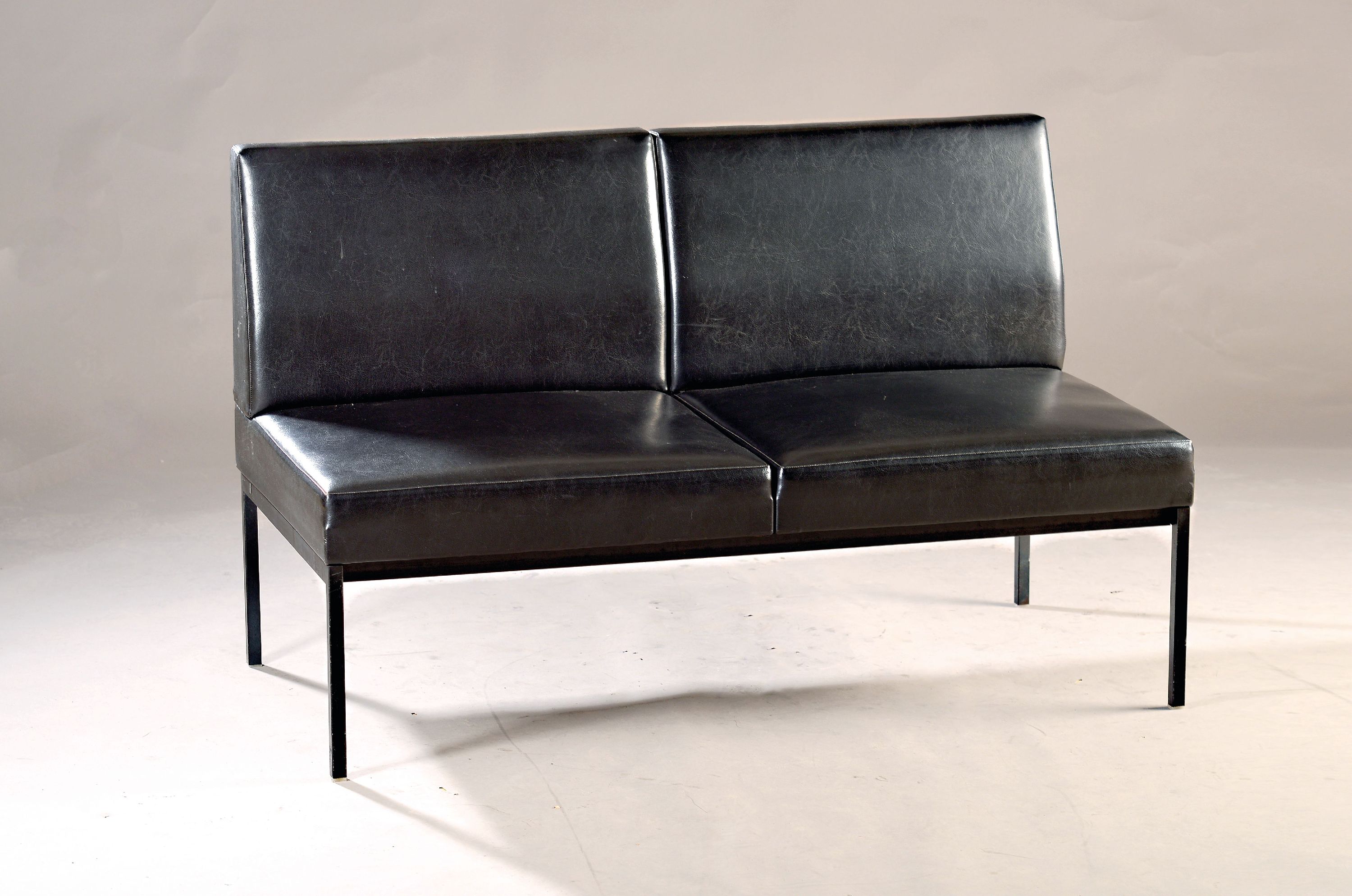 Image 27011312 - Zweisitzer Sofa, Thonet, schwarzes Leder, mit verchromten Gestell, an der Unterseite mit ...