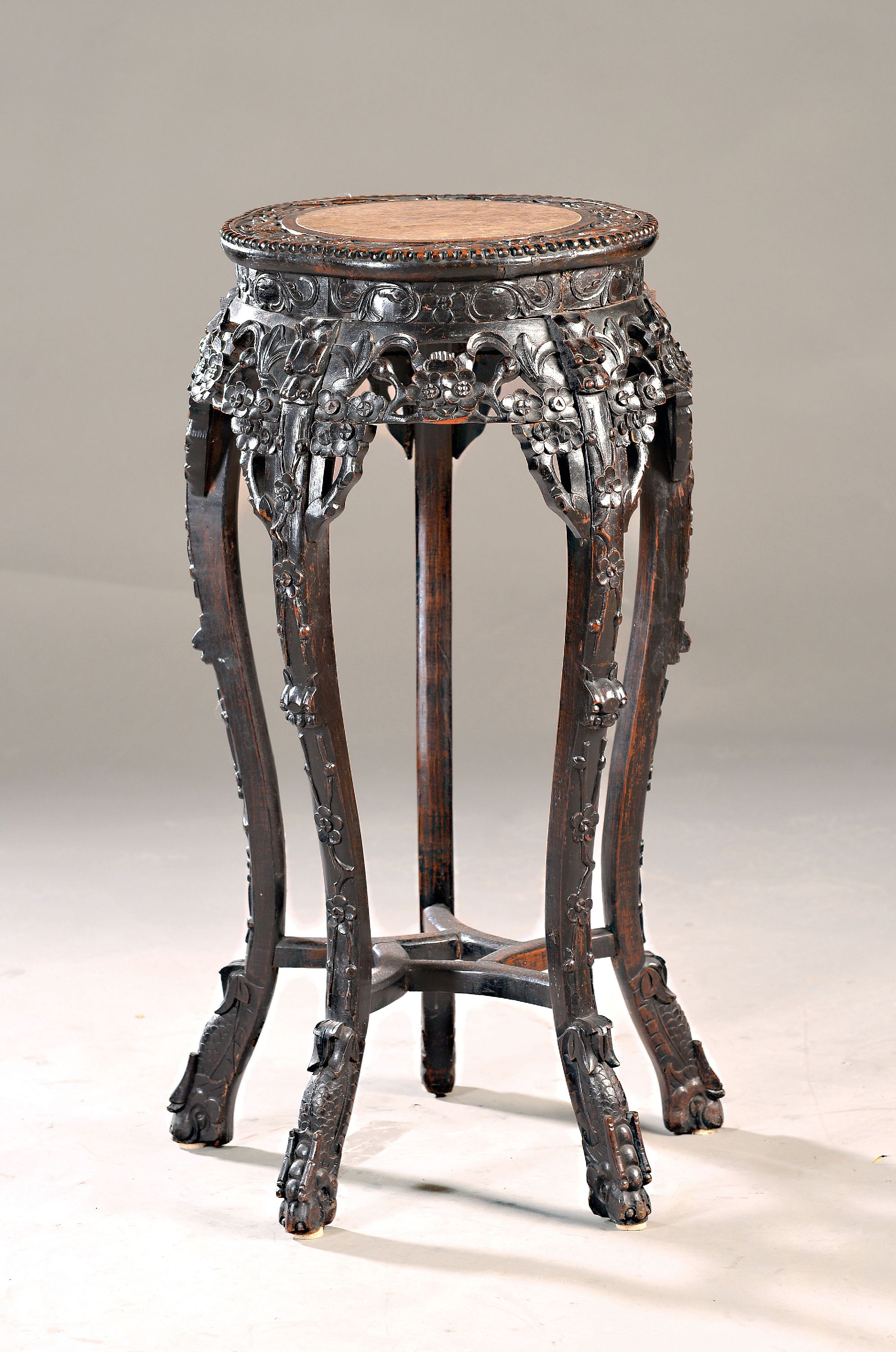 Image 27011452 - Hocker/Blumenständer, China, Anfang 20. Jh., Holz reich beschnitzt, floraler Dekor, ...