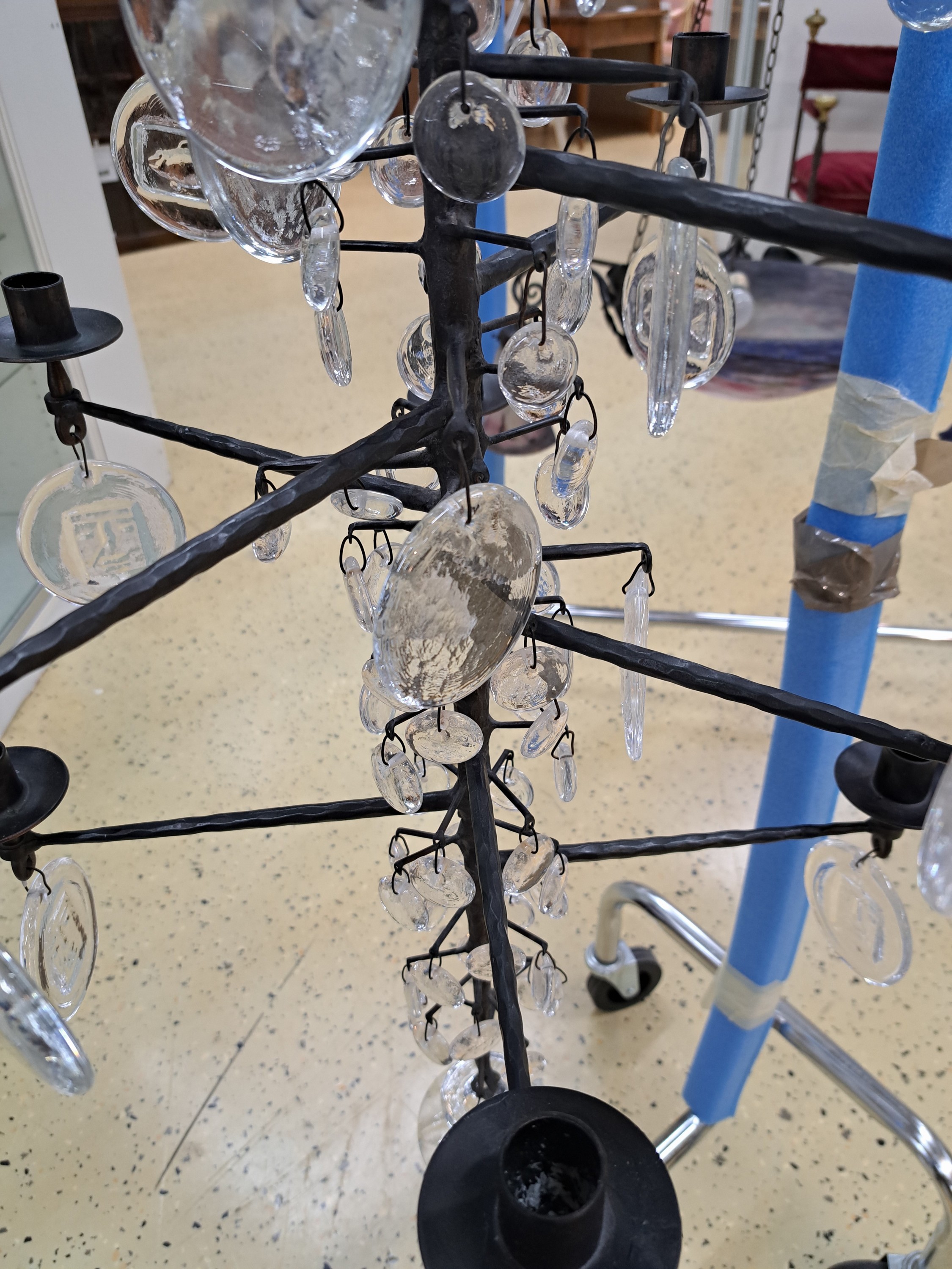 Detail b: Deckenleuchter, Erik Sylvester Höglund für Kosta Boda, Schweden, 1960er-Jahre, schwarzer Metallkorpus, Behang aus unterschiedlich großen ...