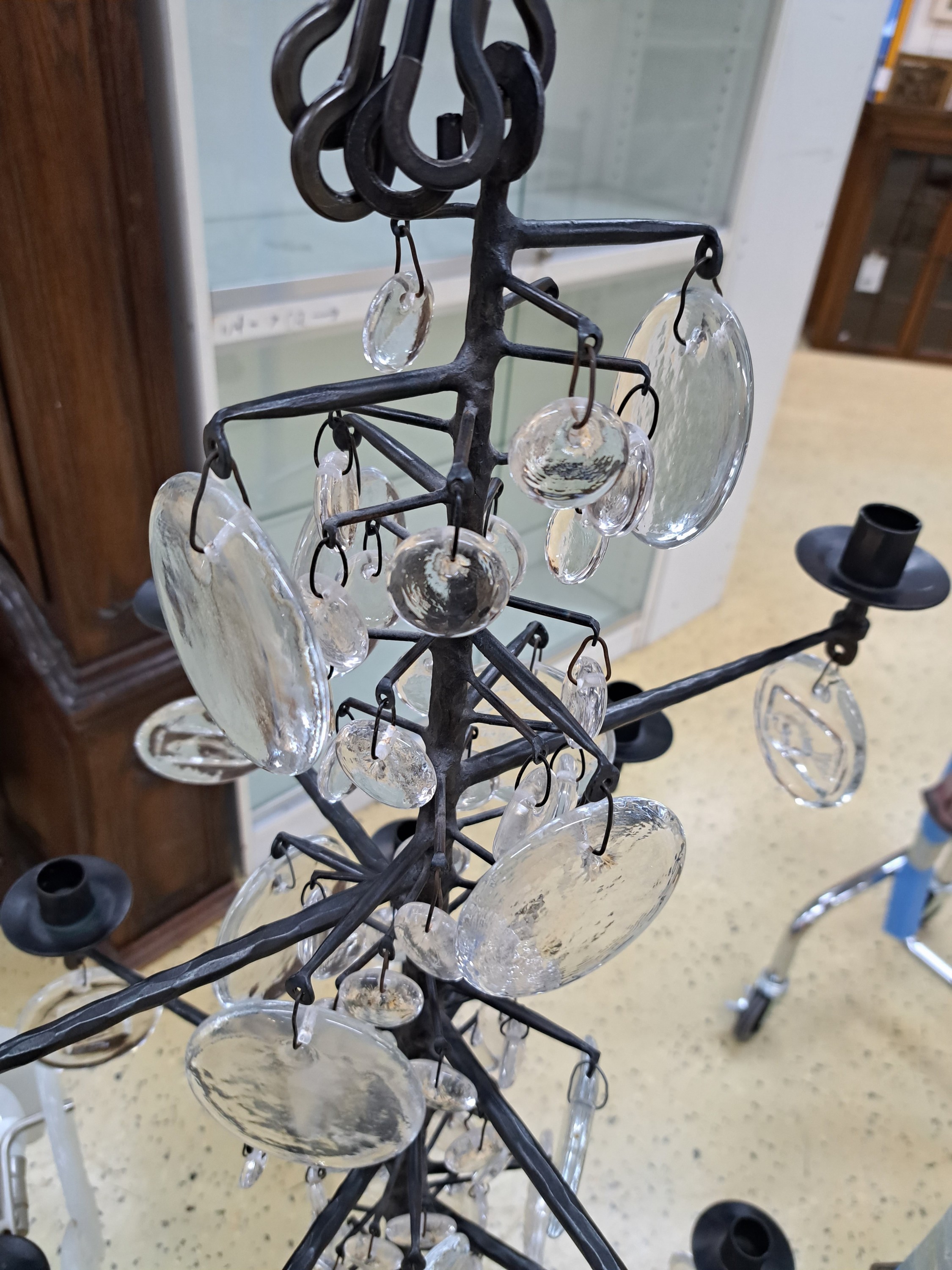 Detail c: Deckenleuchter, Erik Sylvester Höglund für Kosta Boda, Schweden, 1960er-Jahre, schwarzer Metallkorpus, Behang aus unterschiedlich großen ...