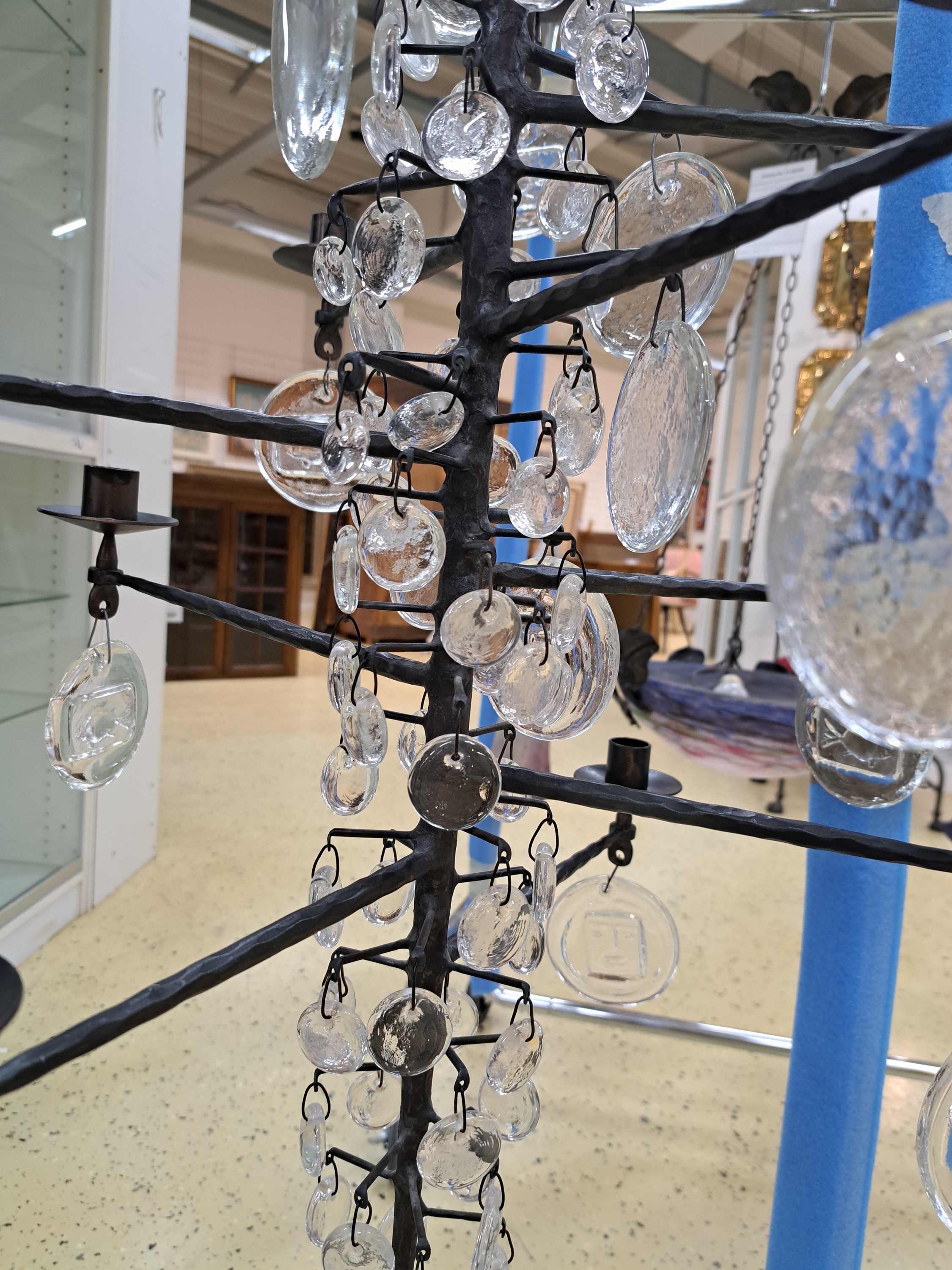 Detail f: Deckenleuchter, Erik Sylvester Höglund für Kosta Boda, Schweden, 1960er-Jahre, schwarzer Metallkorpus, Behang aus unterschiedlich großen ...