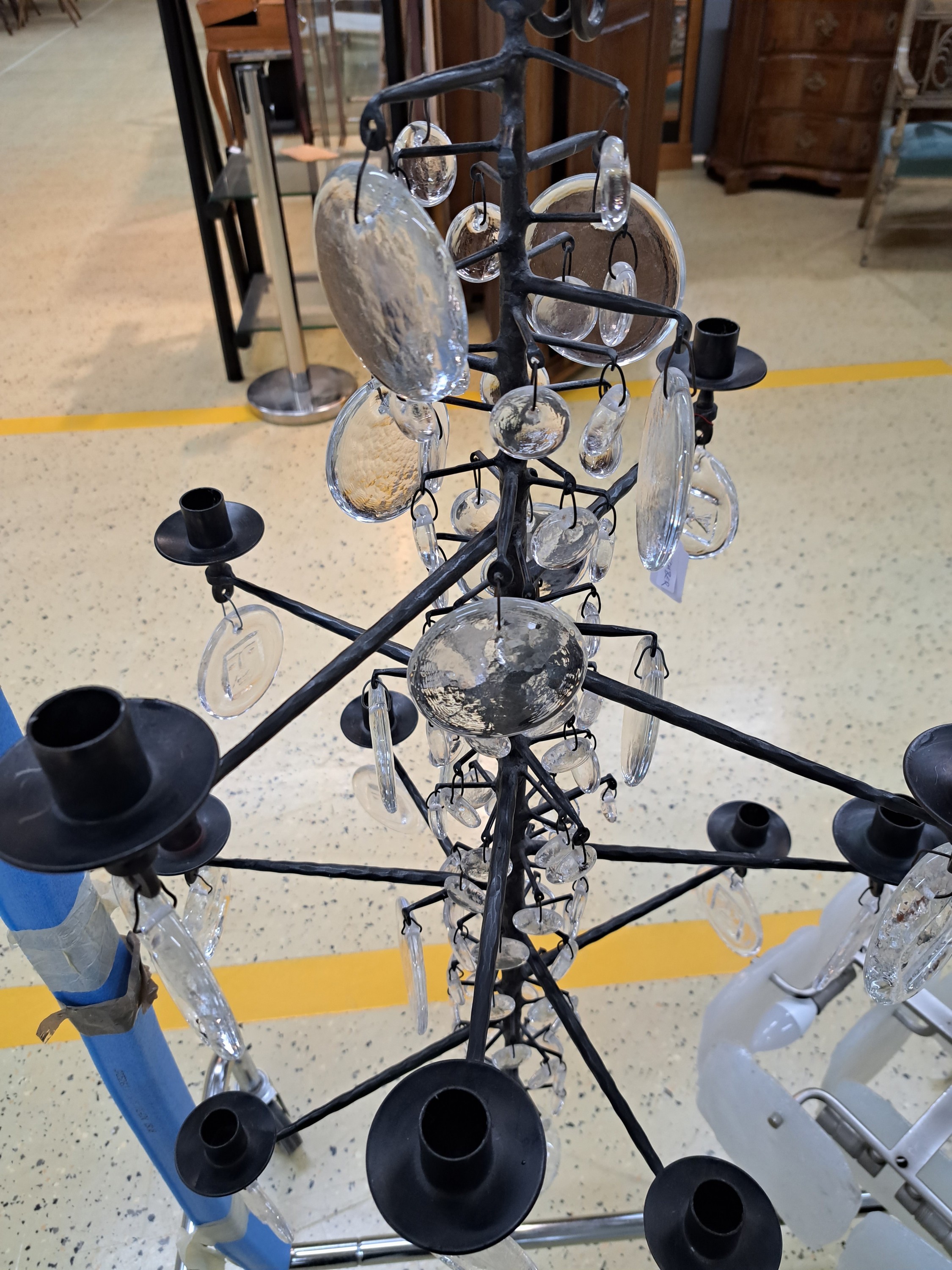 Detail g: Deckenleuchter, Erik Sylvester Höglund für Kosta Boda, Schweden, 1960er-Jahre, schwarzer Metallkorpus, Behang aus unterschiedlich großen ...