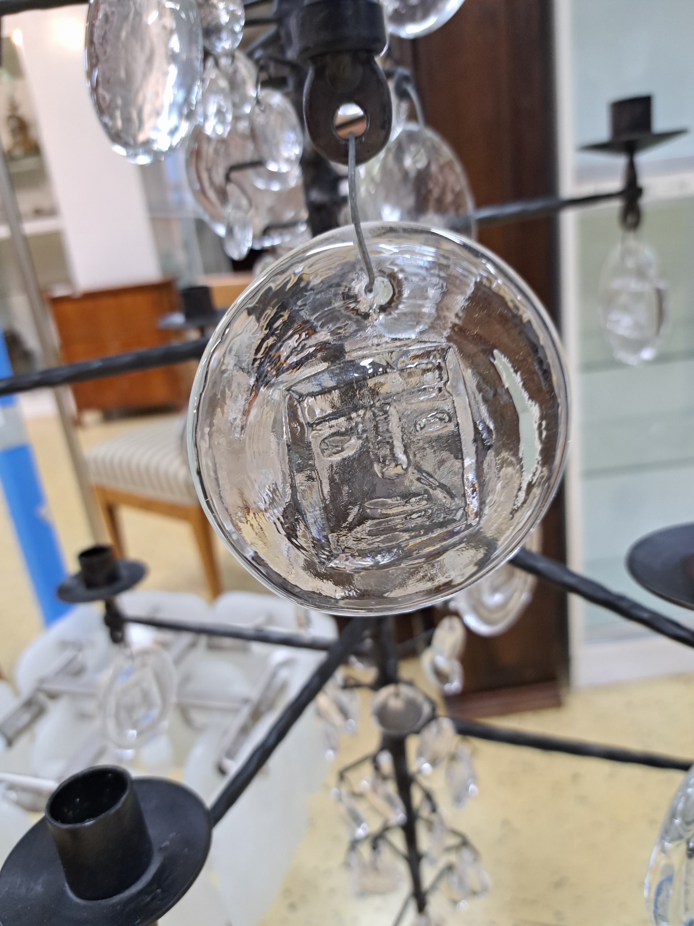Detail i: Deckenleuchter, Erik Sylvester Höglund für Kosta Boda, Schweden, 1960er-Jahre, schwarzer Metallkorpus, Behang aus unterschiedlich großen ...