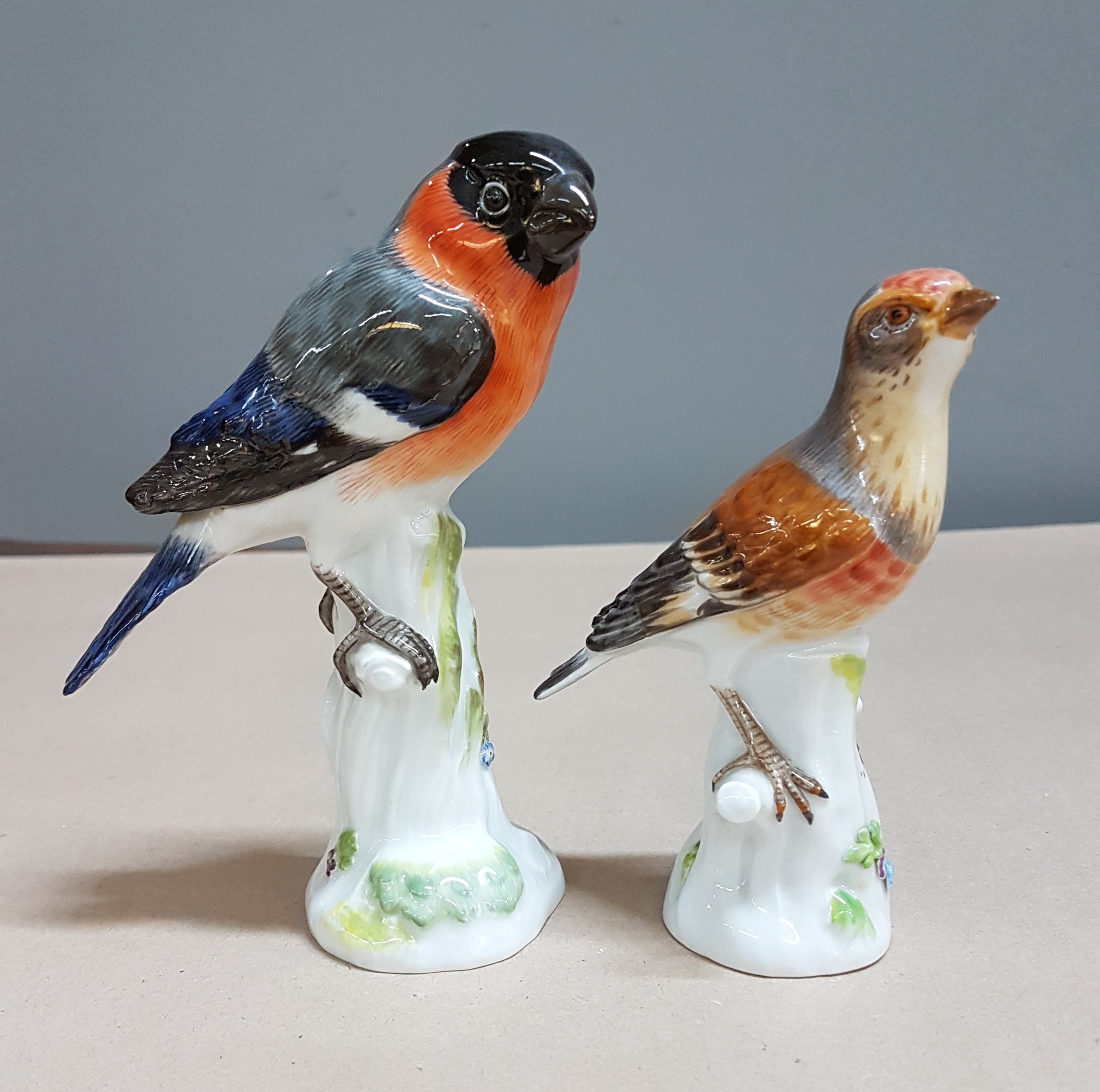 Detail a: Zwei Porzellanfiguren, heimische Vögel, Meissen, 20.Jh, Porzellan, farbig staffiert, Hänfling Nr. 77051 und Gimpel Nr. 77127, H. 12/15 cm