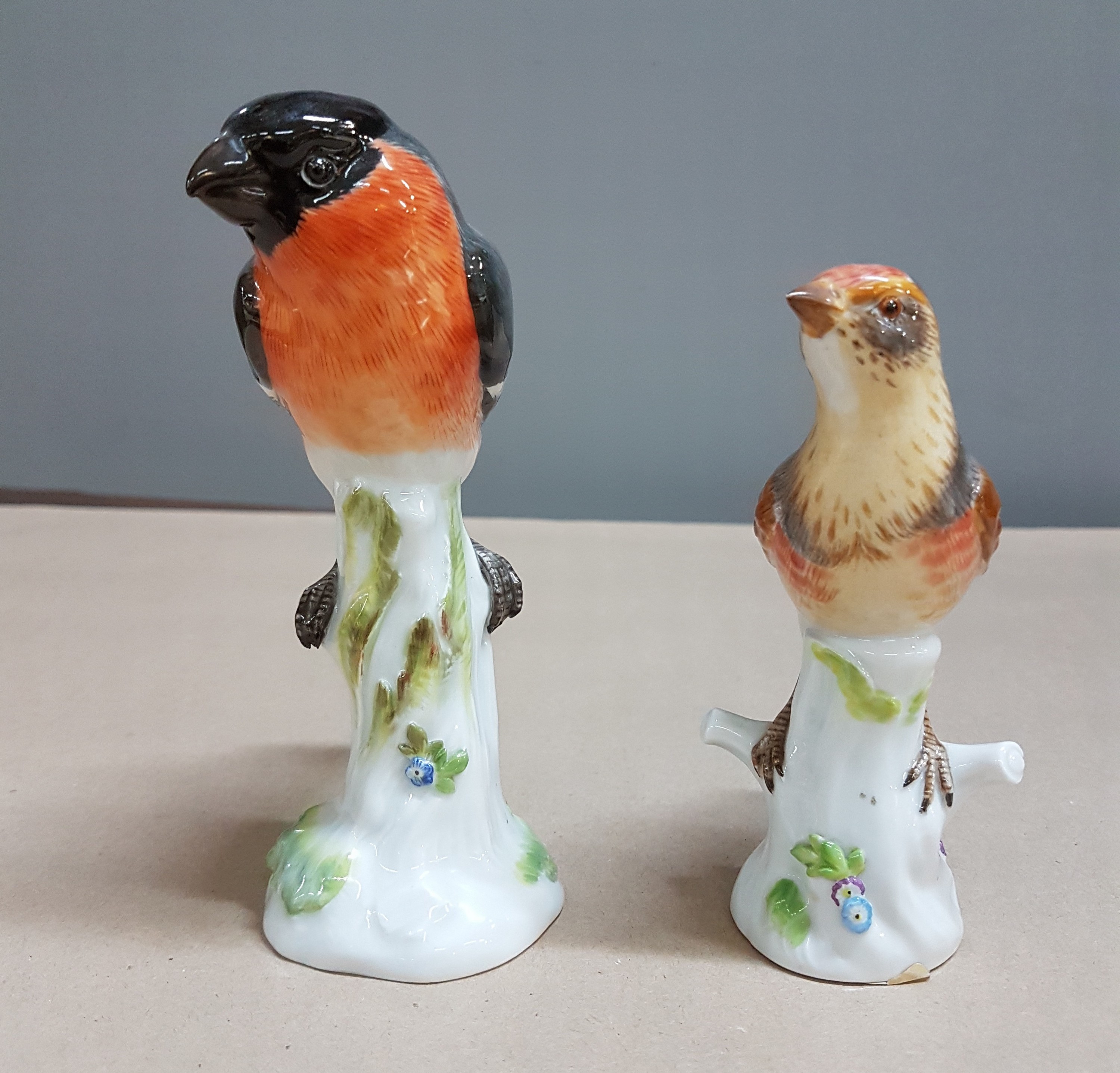 Detail b: Zwei Porzellanfiguren, heimische Vögel, Meissen, 20.Jh, Porzellan, farbig staffiert, Hänfling Nr. 77051 und Gimpel Nr. 77127, H. 12/15 cm