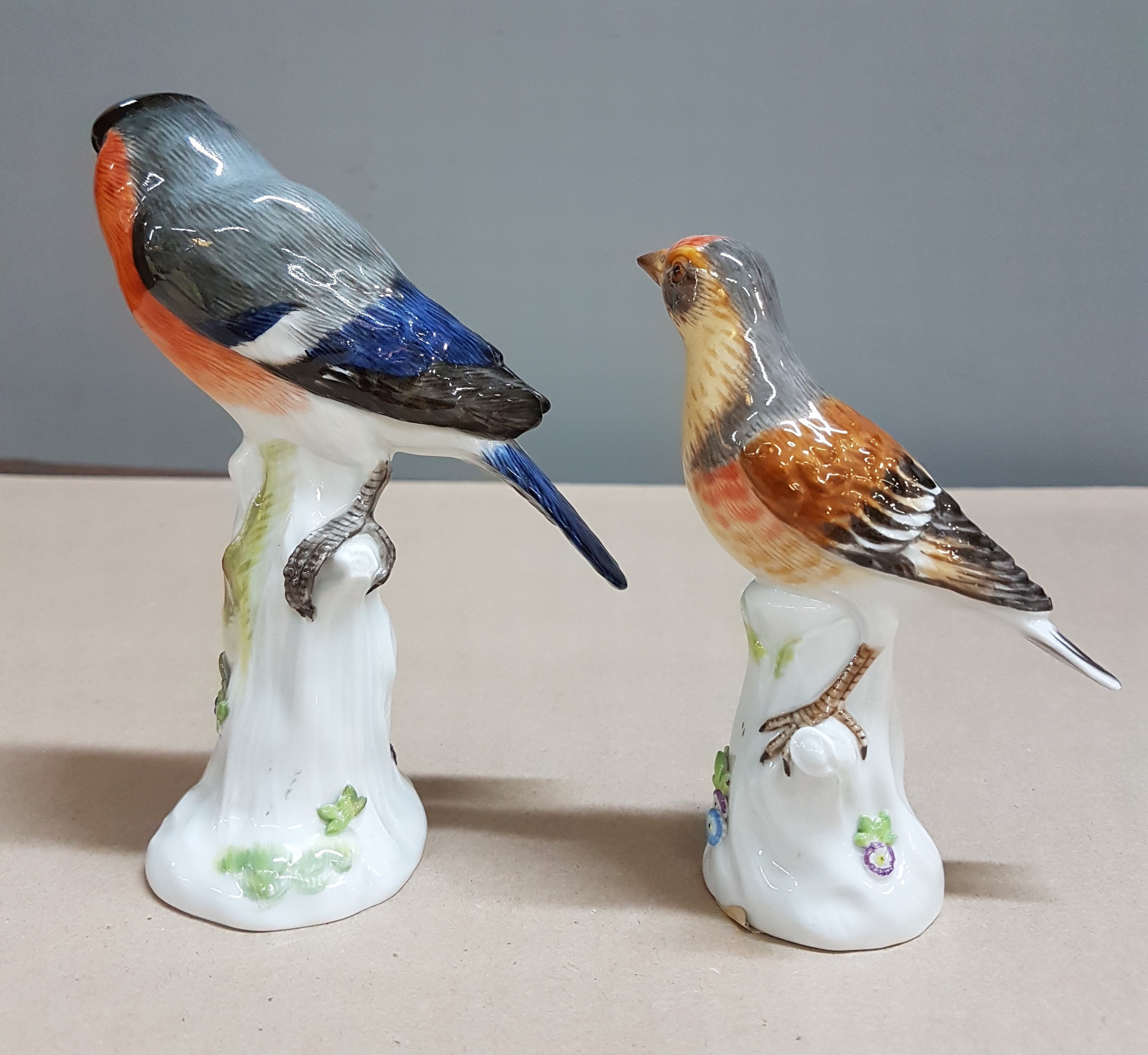 Detail c: Zwei Porzellanfiguren, heimische Vögel, Meissen, 20.Jh, Porzellan, farbig staffiert, Hänfling Nr. 77051 und Gimpel Nr. 77127, H. 12/15 cm