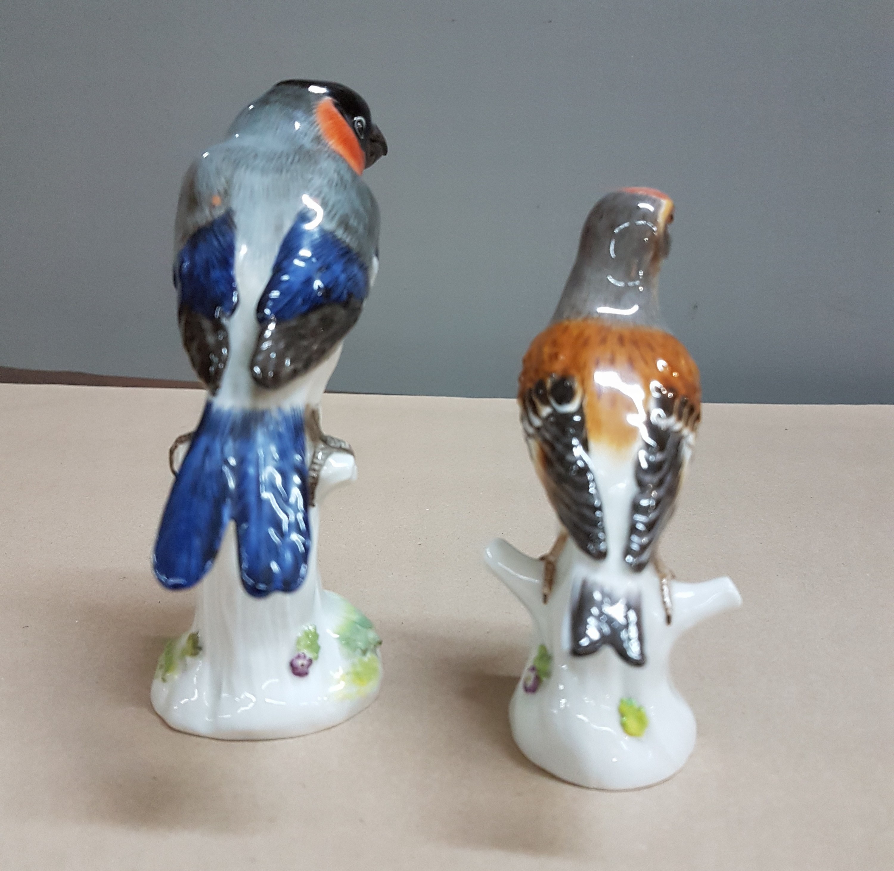Detail d: Zwei Porzellanfiguren, heimische Vögel, Meissen, 20.Jh, Porzellan, farbig staffiert, Hänfling Nr. 77051 und Gimpel Nr. 77127, H. 12/15 cm