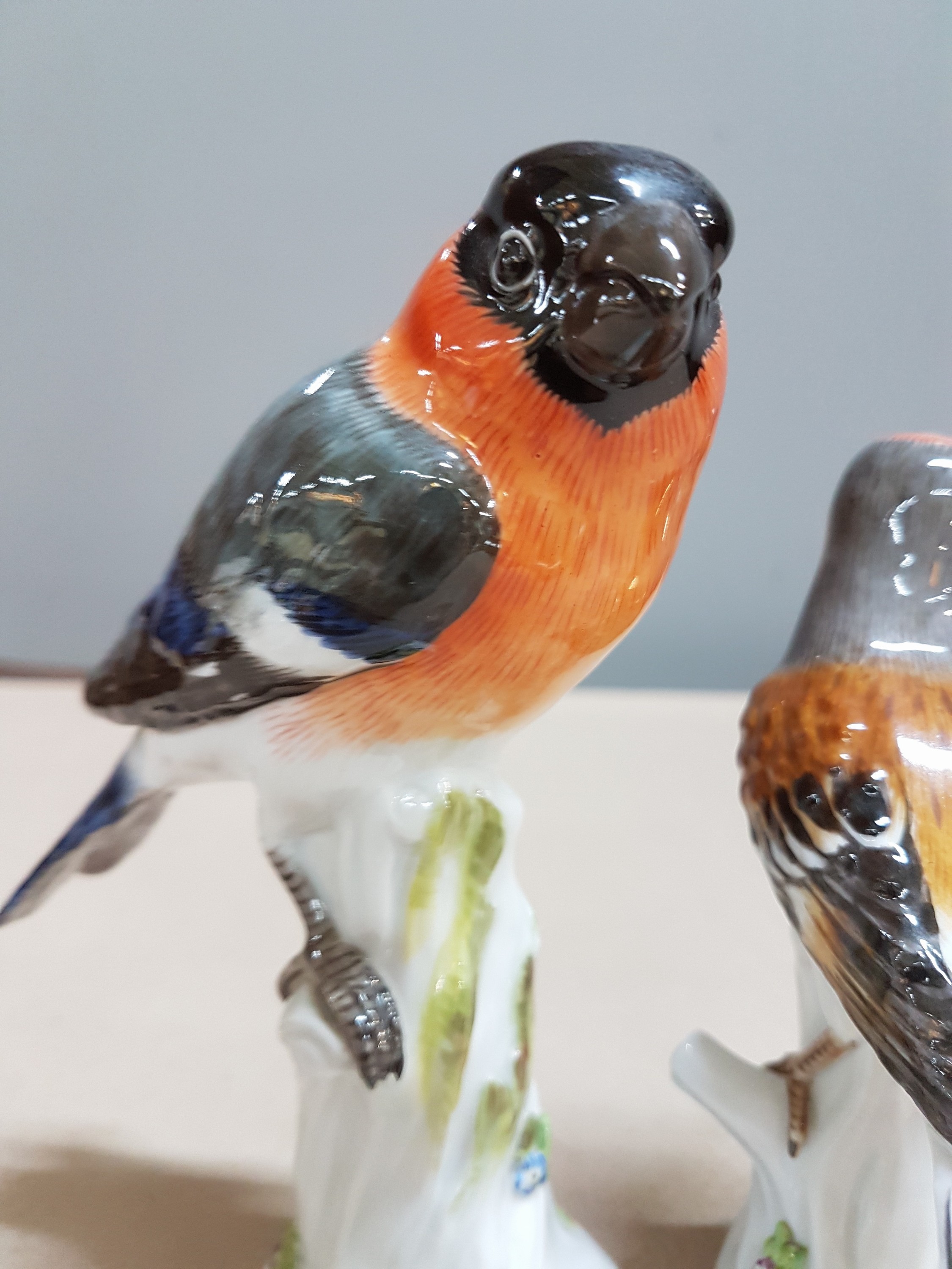 Detail e: Zwei Porzellanfiguren, heimische Vögel, Meissen, 20.Jh, Porzellan, farbig staffiert, Hänfling Nr. 77051 und Gimpel Nr. 77127, H. 12/15 cm