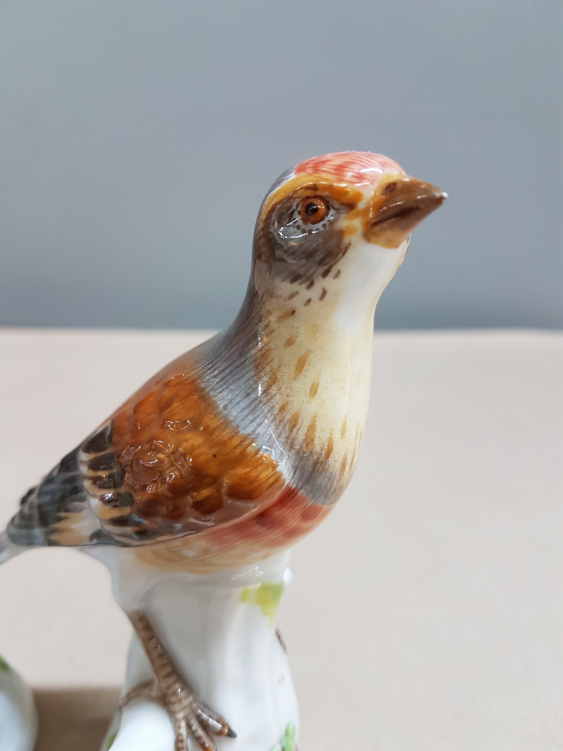 Detail f: Zwei Porzellanfiguren, heimische Vögel, Meissen, 20.Jh, Porzellan, farbig staffiert, Hänfling Nr. 77051 und Gimpel Nr. 77127, H. 12/15 cm