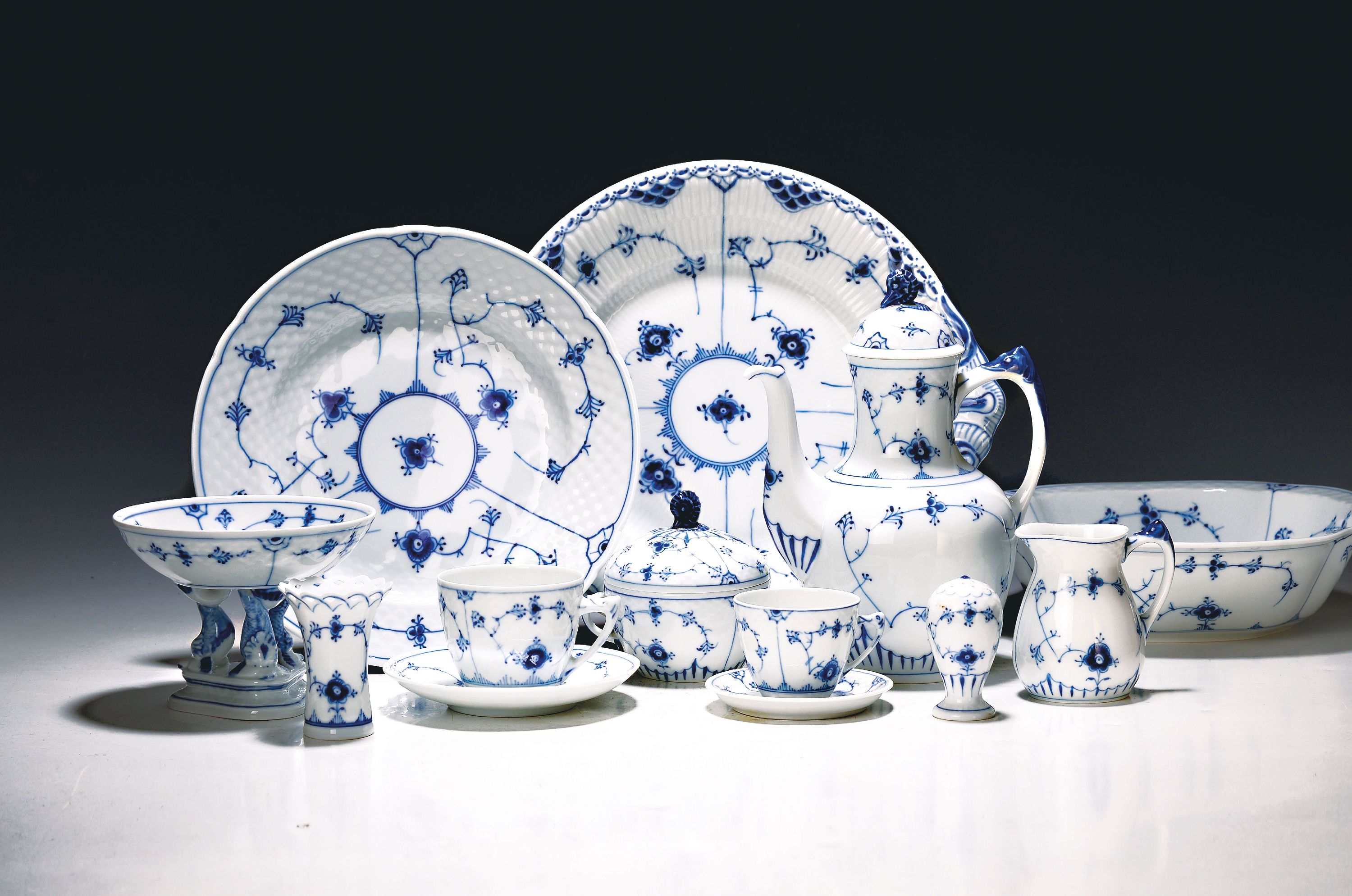 Image 27011467 - Tafelservice, Dekor Musselmalet, Royal Copenhagen, Porzellan, 12 Mokka- und 12 ...