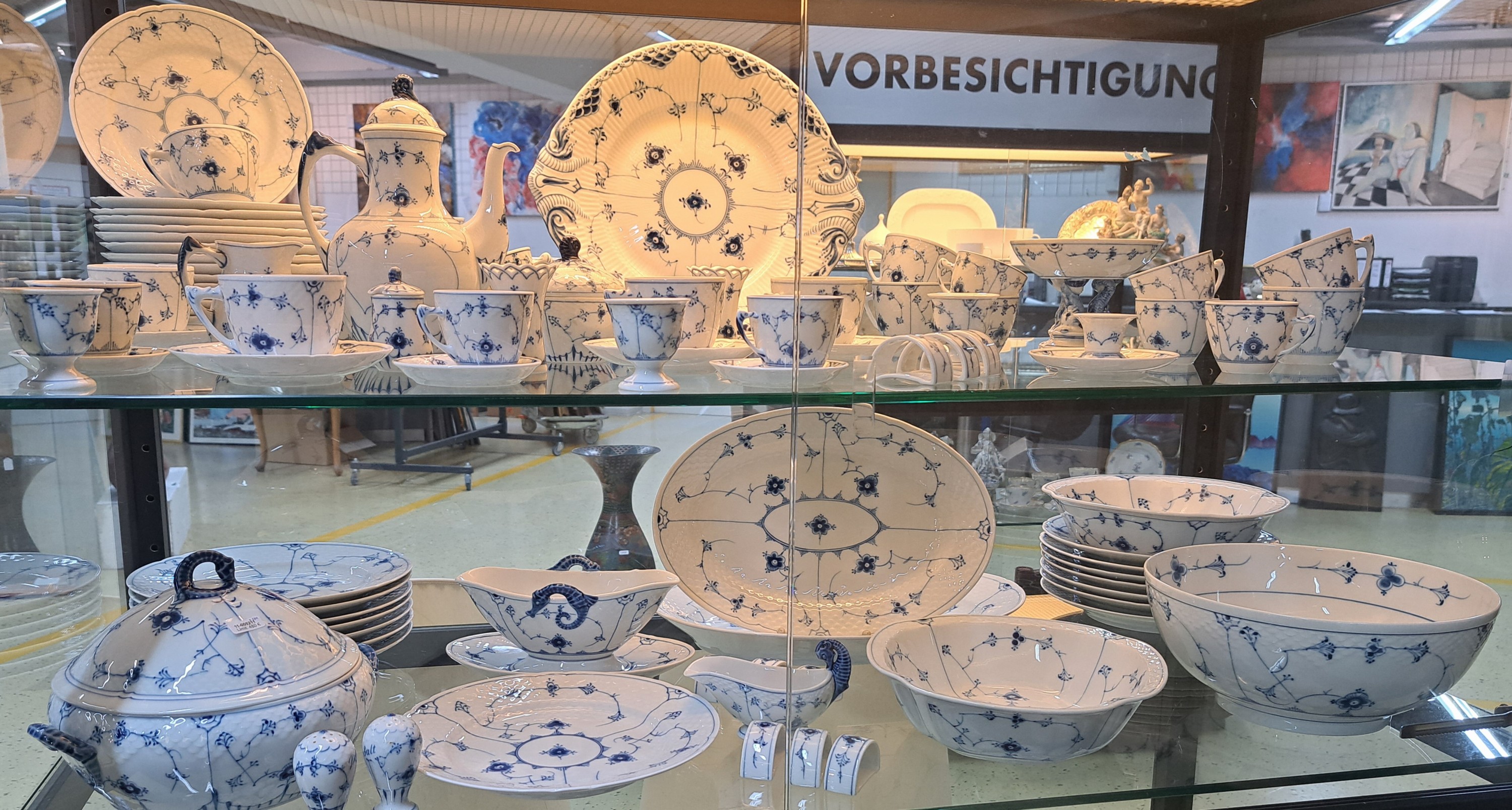 Detail b: Tafelservice, Dekor Musselmalet, Royal Copenhagen, Porzellan, 12 Mokka- und 12 Kaffeetassen mit 12 UT, 15 Kuchenteller D. 19 ,5 cm, 2 Väschen, ...