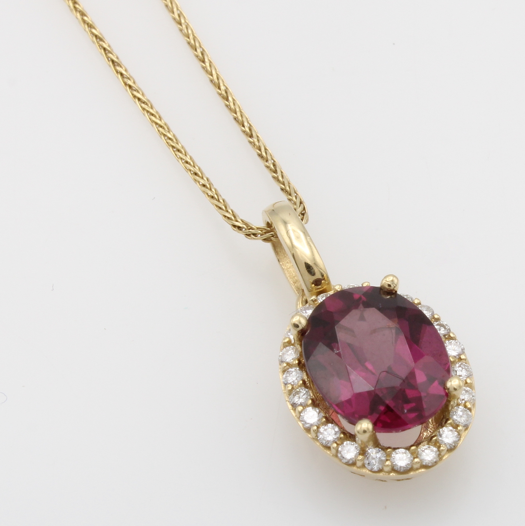 Image 27011484 - Anhänger mit Rhodolith und Brillanten an Kette, GG 585/000, ovaler Rhodolith ca. 2.5 ct ...