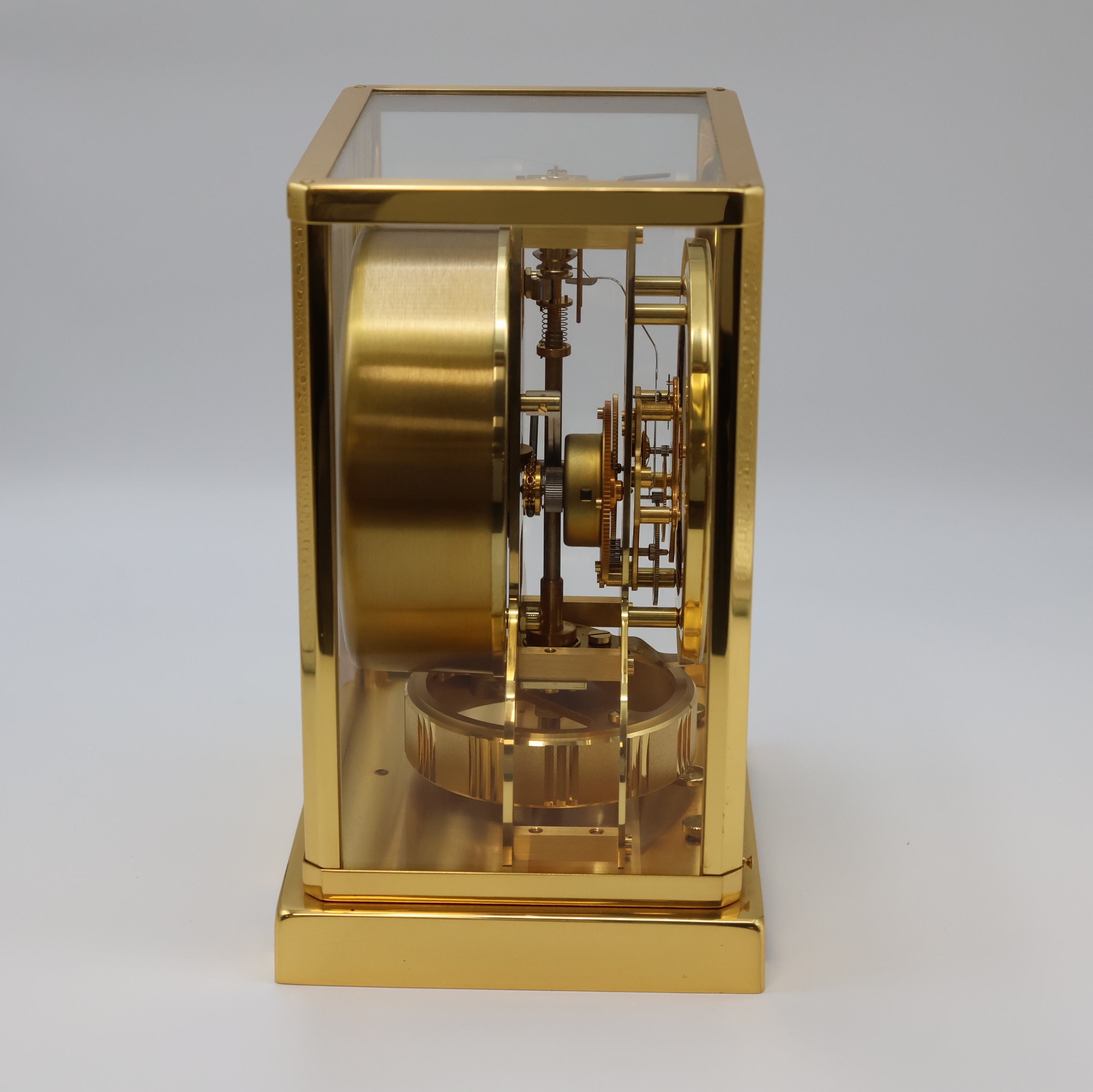 Detail a: Jaeger-LeCoultre Drehpendel-Tischuhr Atmos V Referenz 5800 Modell Classic, Schweiz um 1980, verg., 5-seitig vergl. Geh., nach vorn zu öffnen durch ...