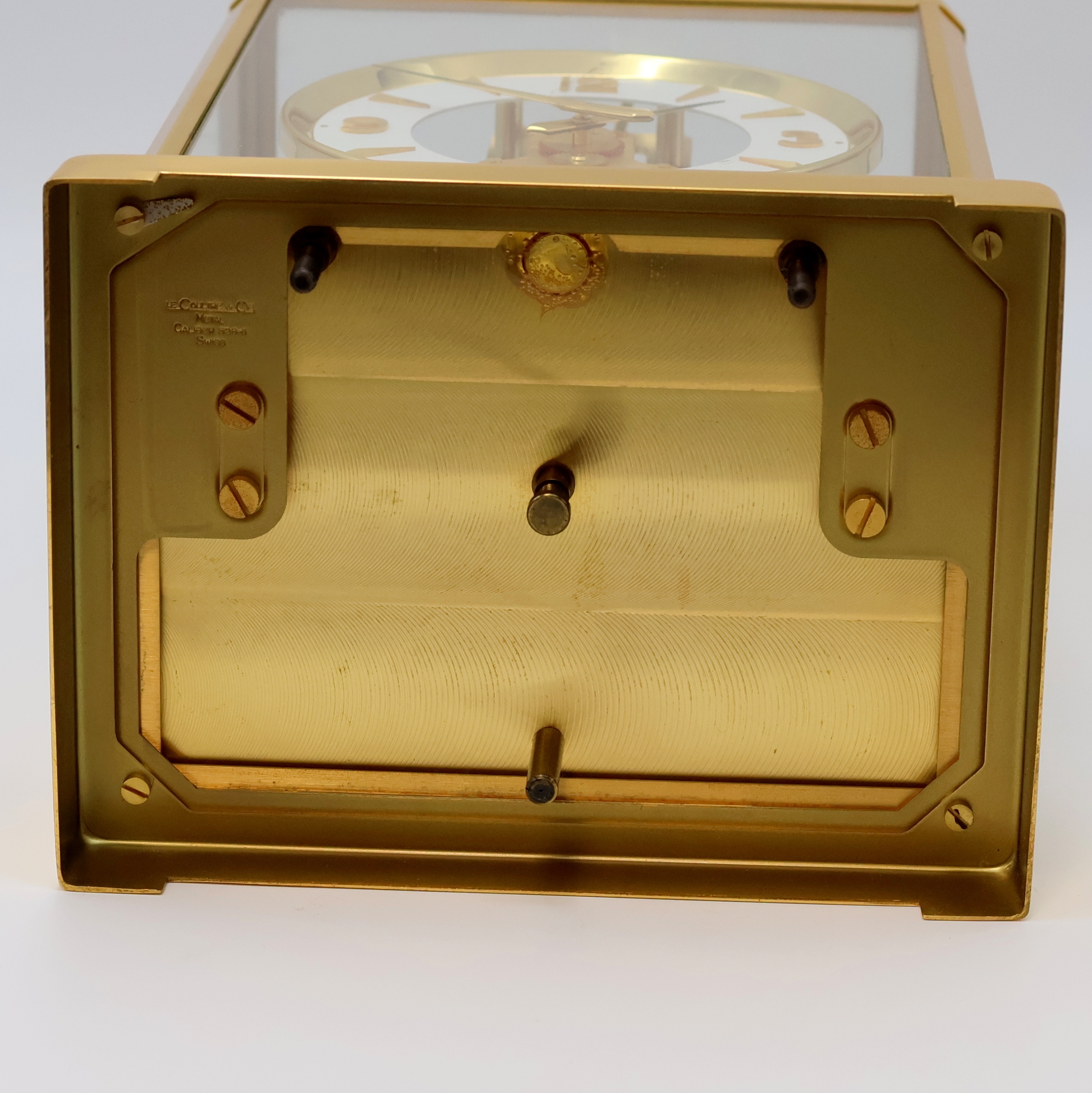 Detail d: Jaeger-LeCoultre Drehpendel-Tischuhr Atmos V Referenz 5800 Modell Classic, Schweiz um 1980, verg., 5-seitig vergl. Geh., nach vorn zu öffnen durch ...