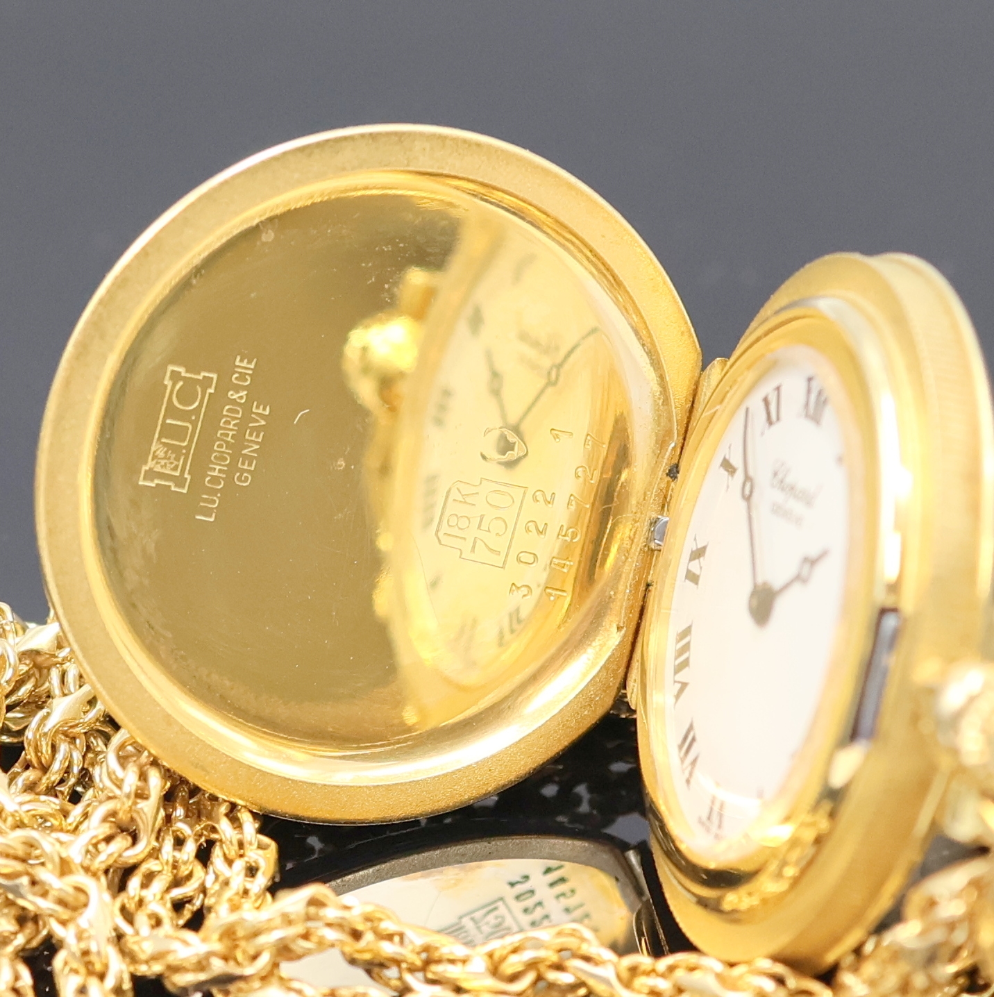 Detail c: CHOPARD kleine Damensavonette in GG 750/000 Referenz 3022 an GG 750/000 Kette, Schweiz um 1990, Handaufzug, fein graviertes Geh., Münzrand, weißes ...