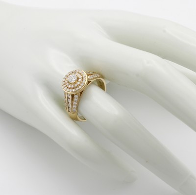 27011458b - Ring mit Brillanten, GG 585/000, runder Ringkopf u. geteilte Ringschultern bes. m. ...