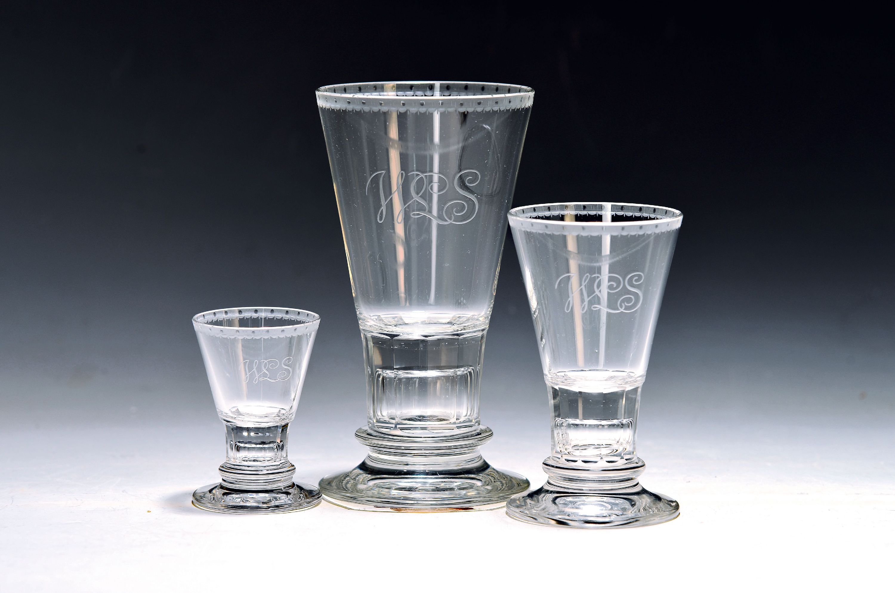 Image 27011511 - 35 pieces Drinking glass service, Lobmeyr, Vienna, 20th century, colorless crystal ...