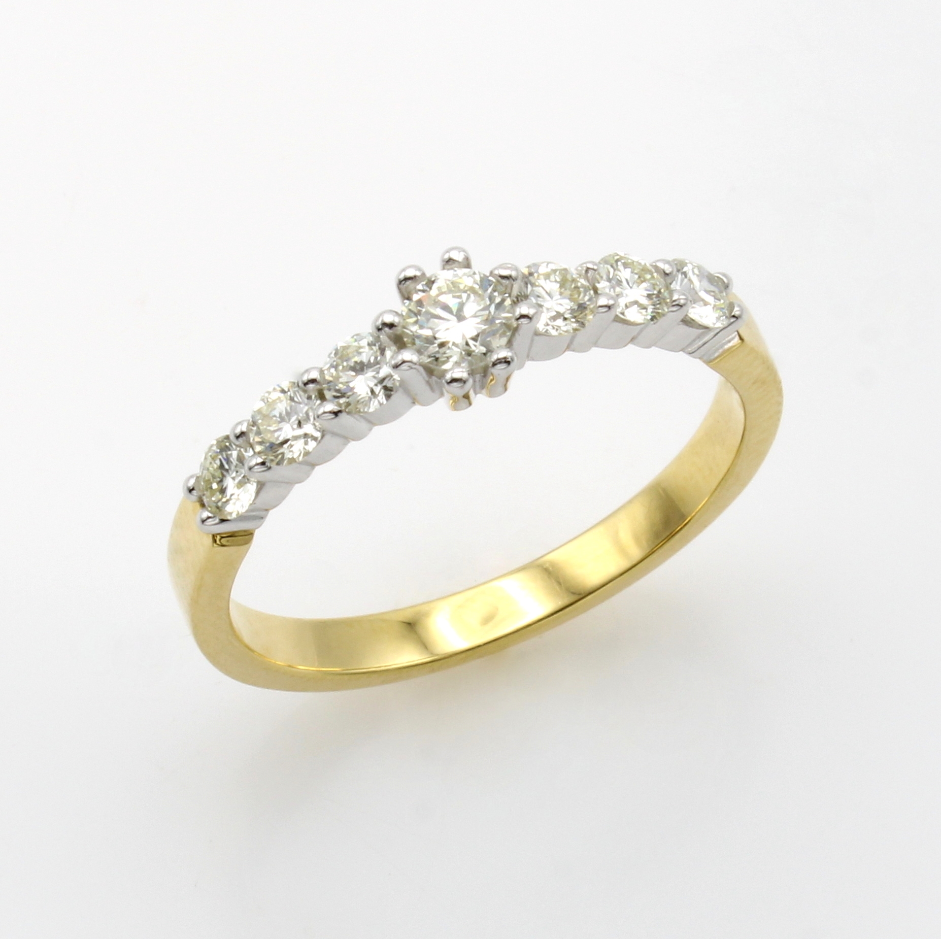 Image 27011517 - Ring mit Brillanten, GG 750/000, z.T. rhod.,7 Brill. zus. ca. 0.70 ct ...