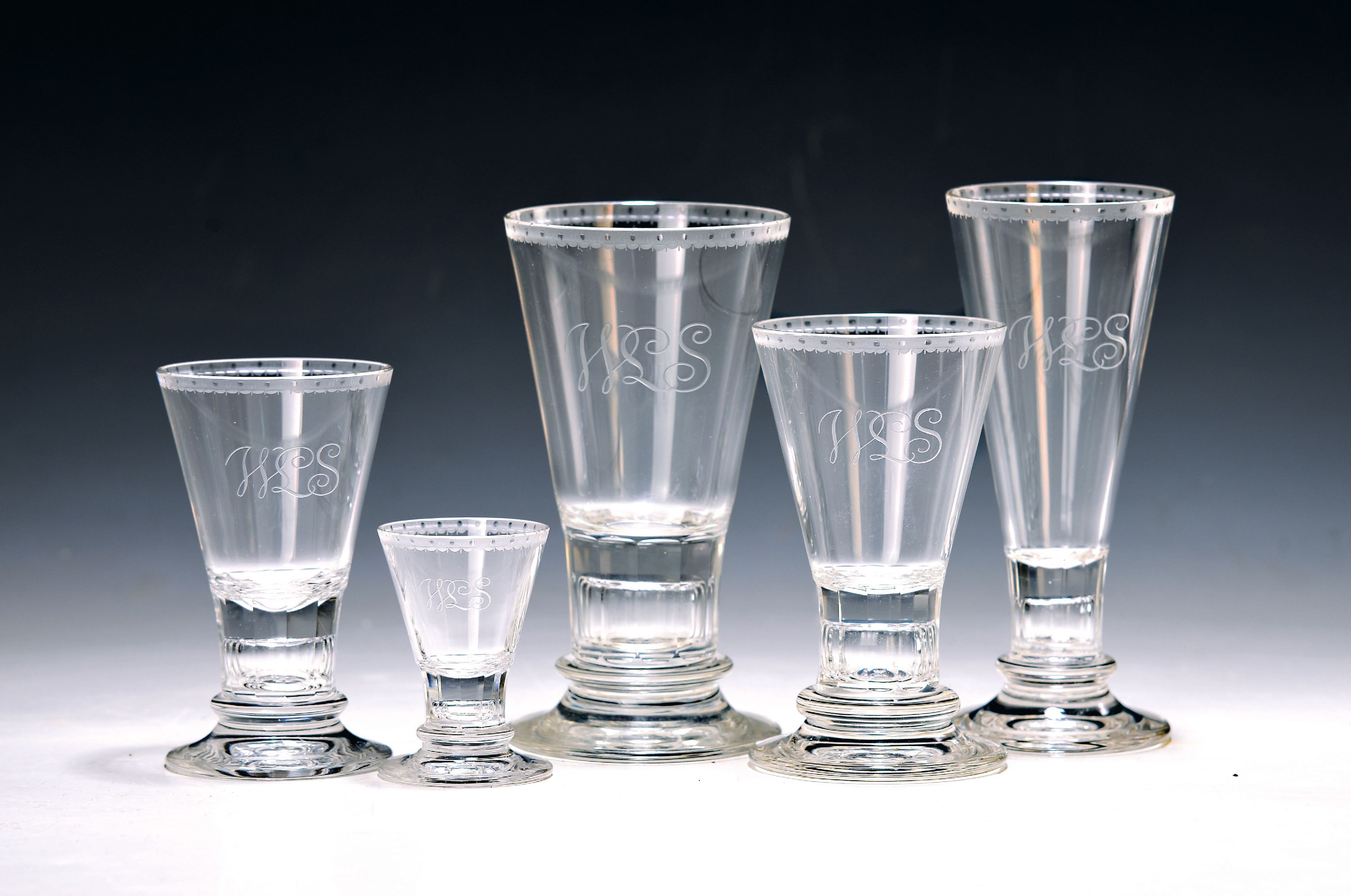 Image 27011523 - 36-tlg. Trinkglasservice, Lobmeyr, Wien, 6 Personen, farbloses Kristallglas, facett. ...