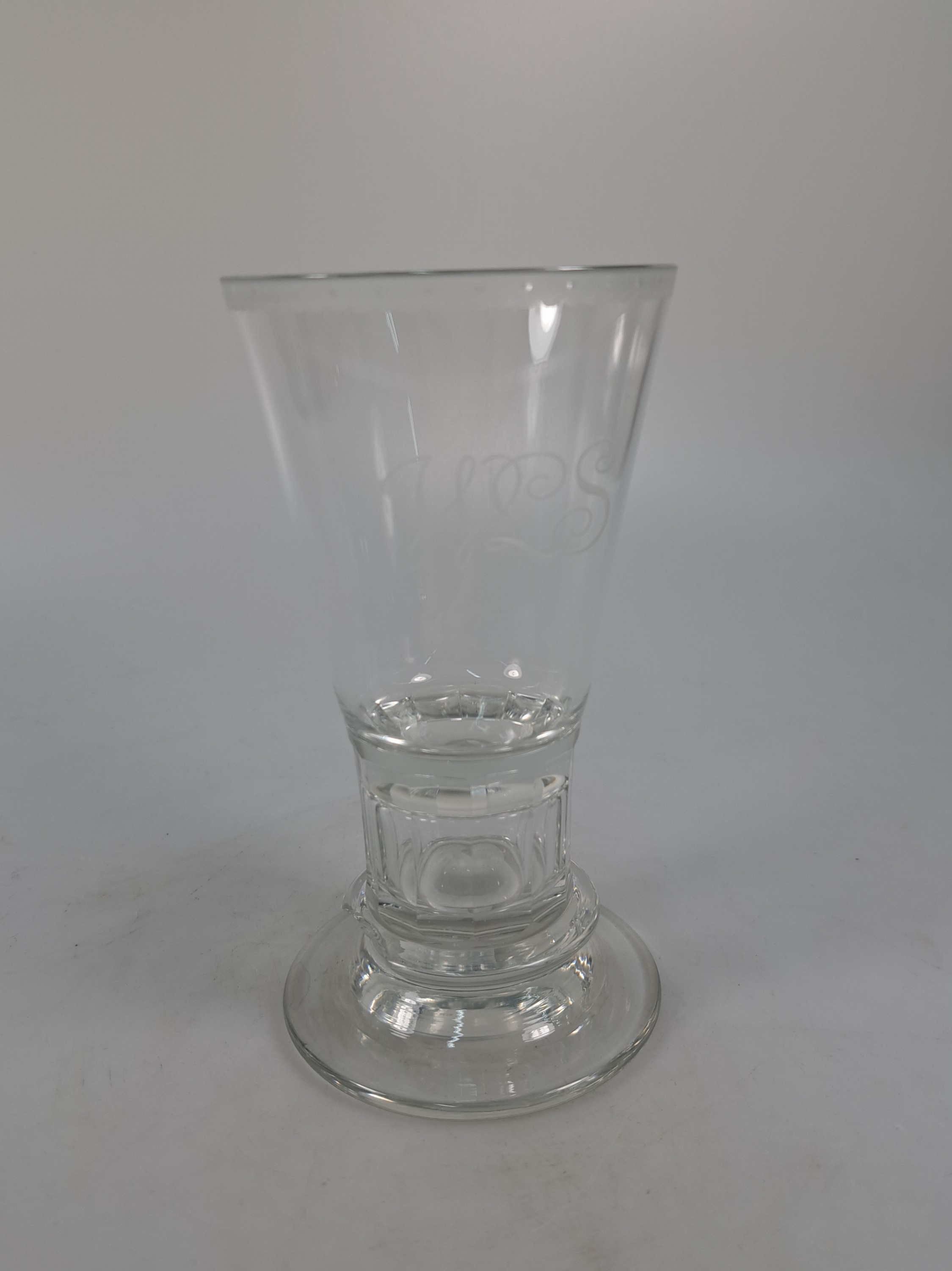 Detail a: 36-tlg. Trinkglasservice, Lobmeyr, Wien, 6 Personen, farbloses Kristallglas, facett. Fuß, Pokalglasform, umlaufende mattierte Bordüre, ...