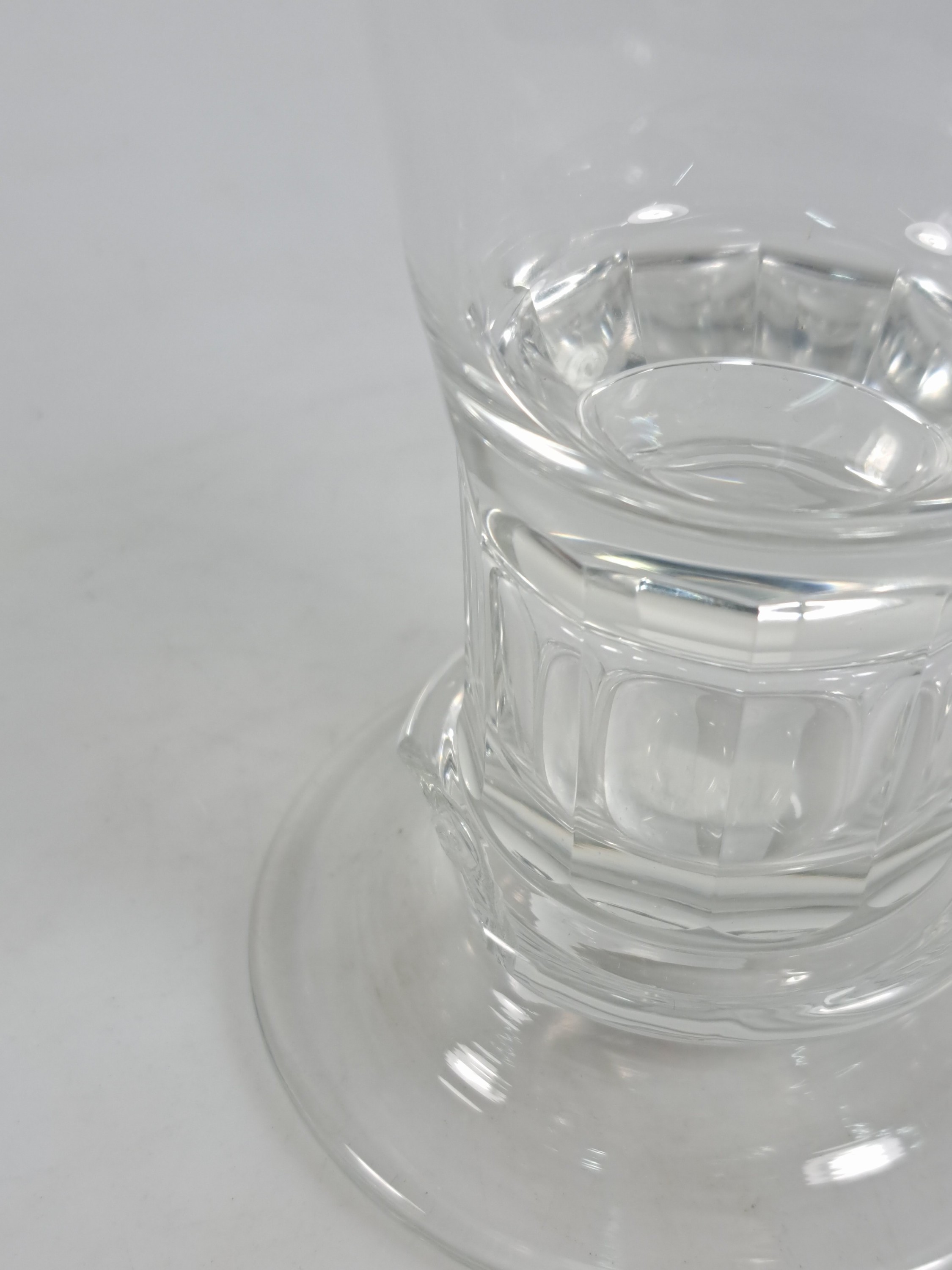 Detail b: 36-tlg. Trinkglasservice, Lobmeyr, Wien, 6 Personen, farbloses Kristallglas, facett. Fuß, Pokalglasform, umlaufende mattierte Bordüre, ...