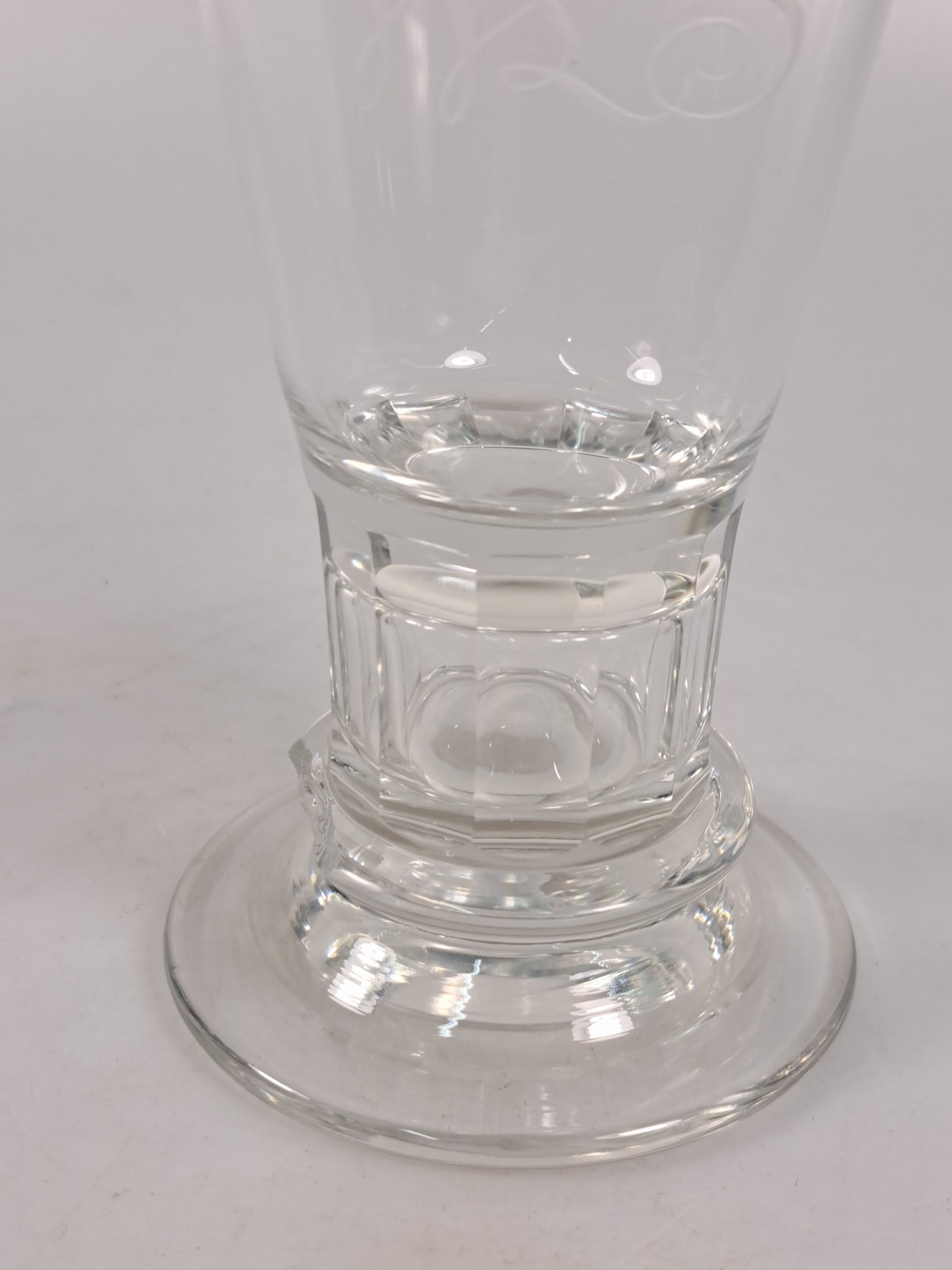 Detail c: 36-tlg. Trinkglasservice, Lobmeyr, Wien, 6 Personen, farbloses Kristallglas, facett. Fuß, Pokalglasform, umlaufende mattierte Bordüre, ...