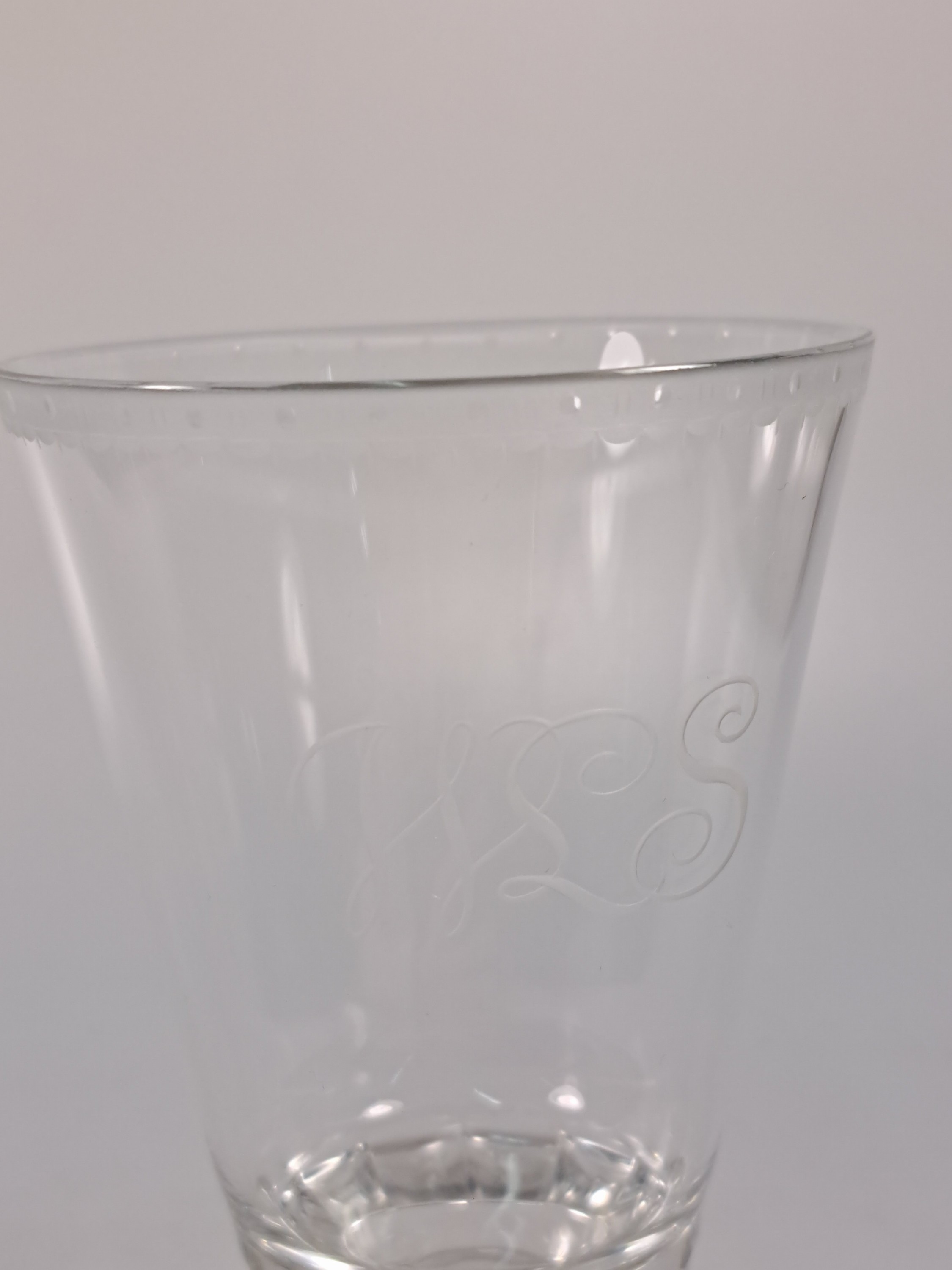 Detail d: 36-tlg. Trinkglasservice, Lobmeyr, Wien, 6 Personen, farbloses Kristallglas, facett. Fuß, Pokalglasform, umlaufende mattierte Bordüre, ...