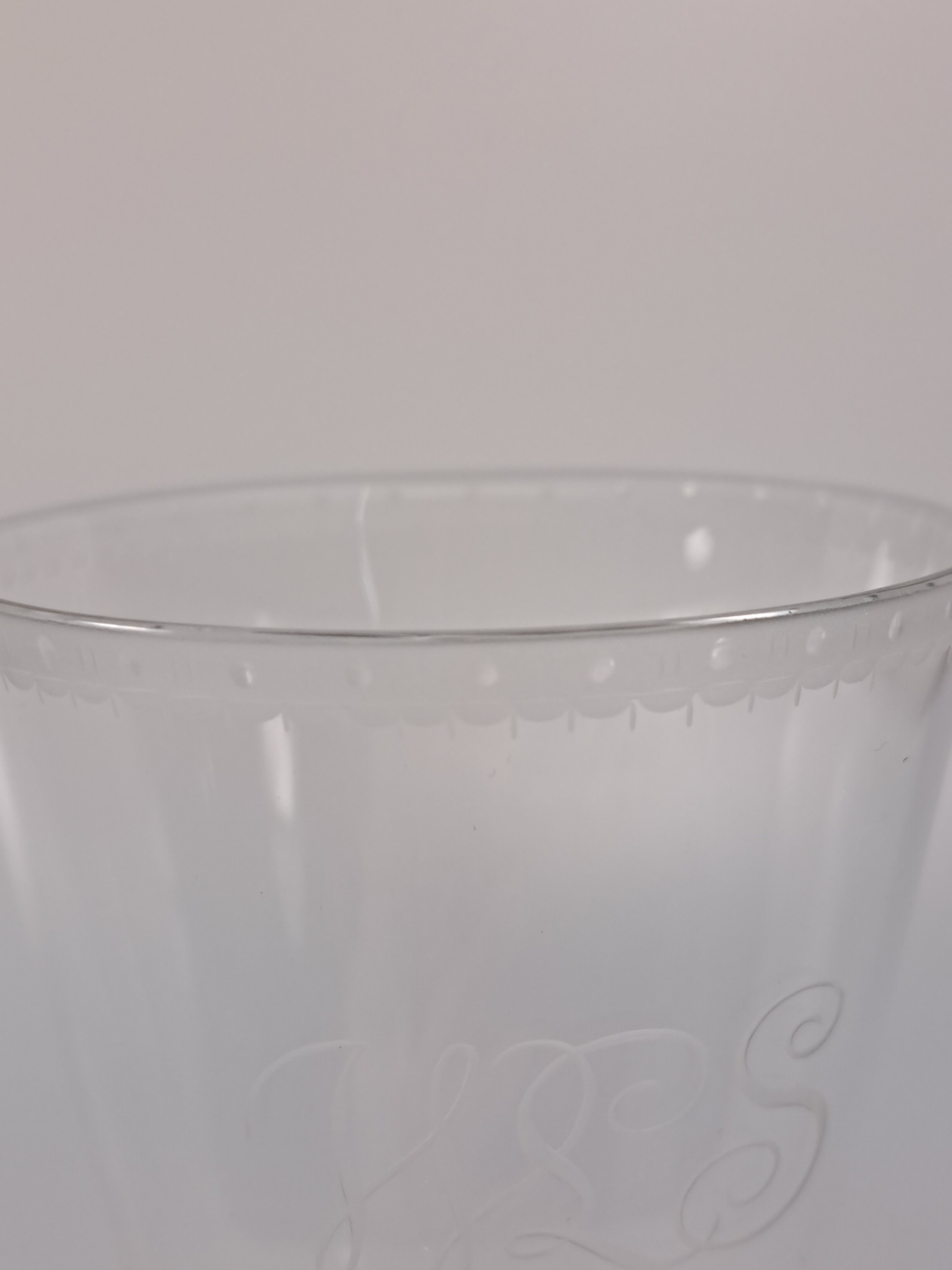 Detail e: 36-tlg. Trinkglasservice, Lobmeyr, Wien, 6 Personen, farbloses Kristallglas, facett. Fuß, Pokalglasform, umlaufende mattierte Bordüre, ...