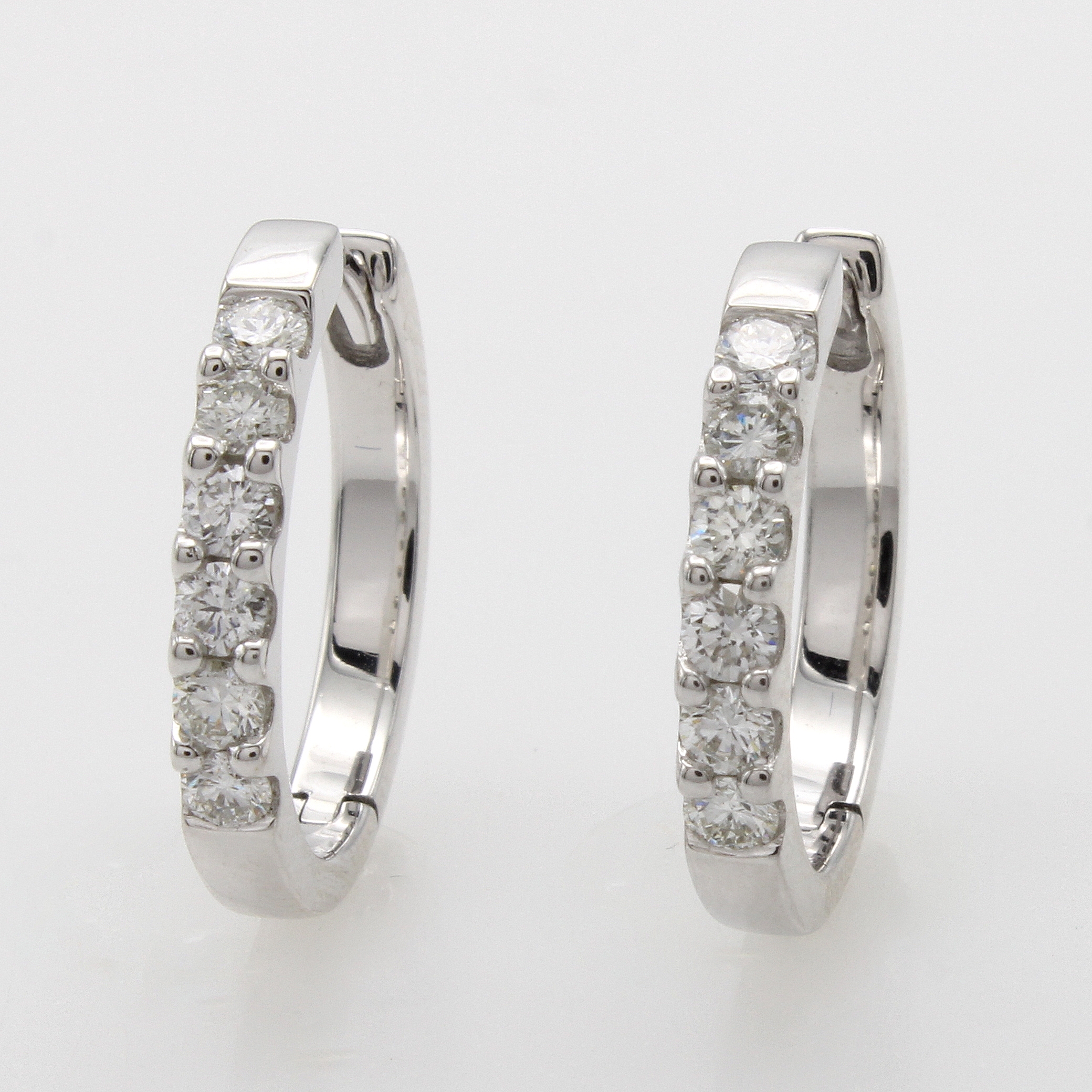 Image 27011524 - Paar Klappcreolen mit Brillanten, WG 585/000, 12 Brill. zus. ca. 0.50 ct Weiß/p, ...