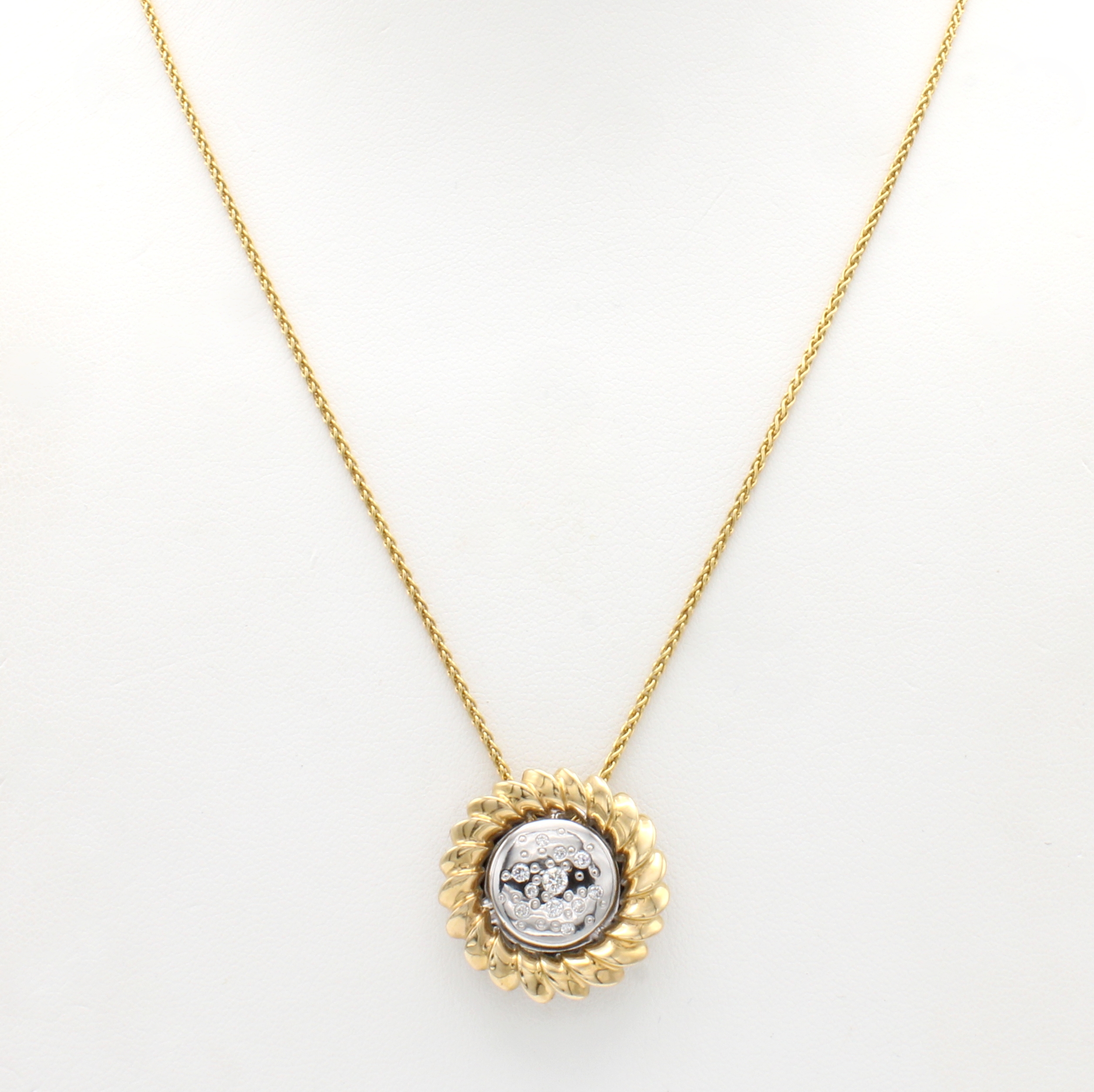 Image 27011540 - Anhänger mit Brillanten an Kette, GG/WG 585/000, Brill. in WG verstreut gef. zus. ca. ...