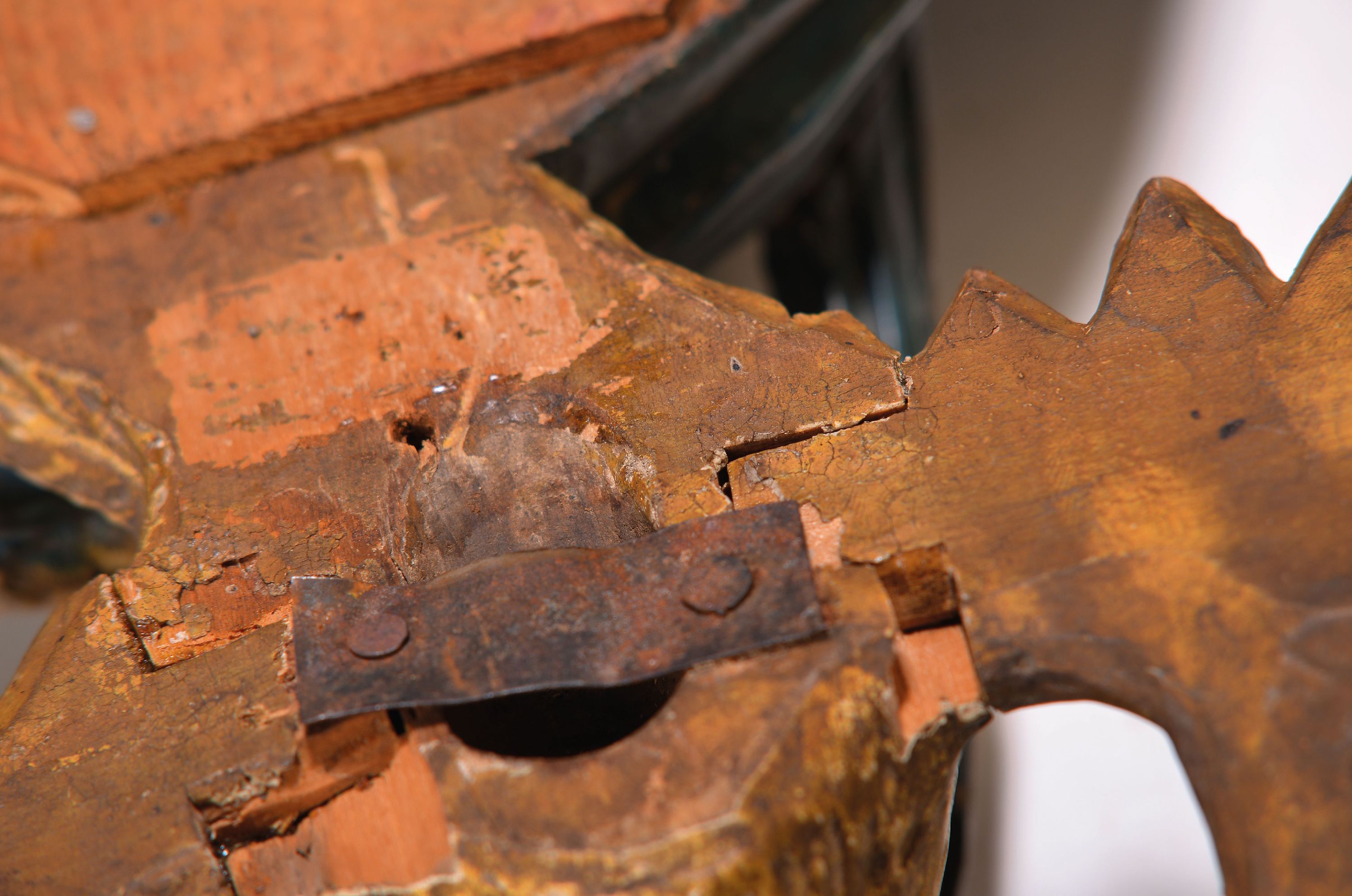 Detail a: Schnitzerei, 18. Jh., wohl Lindenholz, Spiegeleinsatz später, bemalt und vergoldet, H. ca. 41 cm, l. Altersspuren