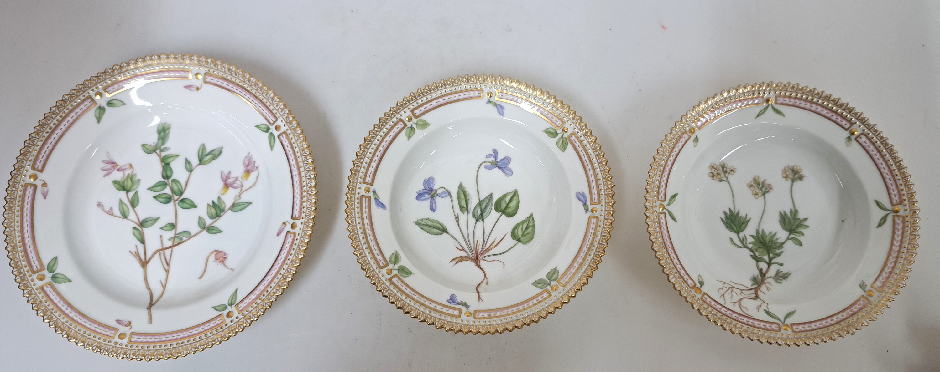 Detail a: 3 kleine Teller, Royal Copenhagen, Flora Danica, Viola umbrosa; Draba Hirta Oed. D. 14.3 cm, Dessertteller D. 17 cm