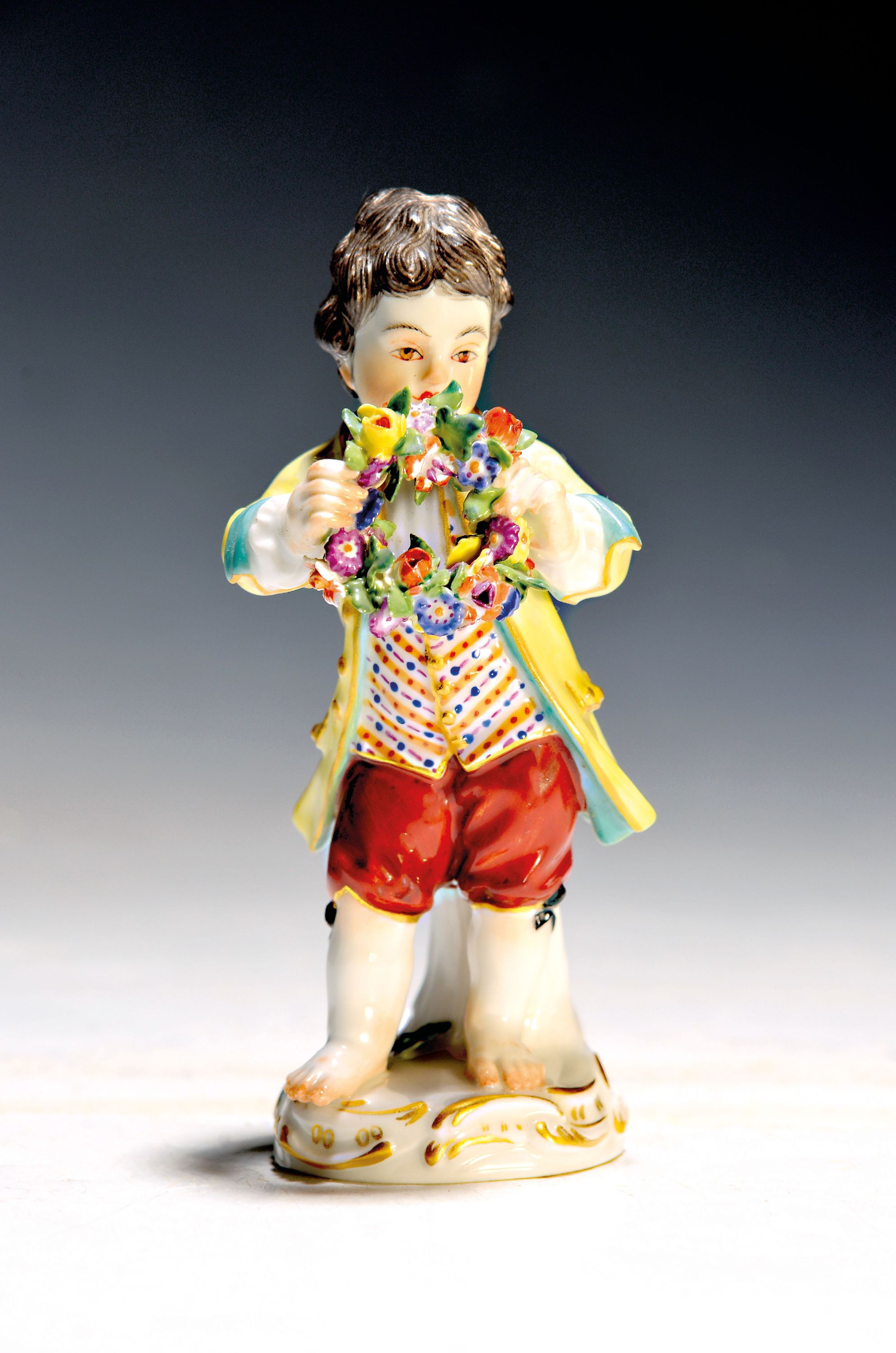 Porzellanfigur, Meissen, 2. Hälfte, 20. Jh., Gärtner mit Blumenkranz, bunt bemalt, H. ca. 12 cm