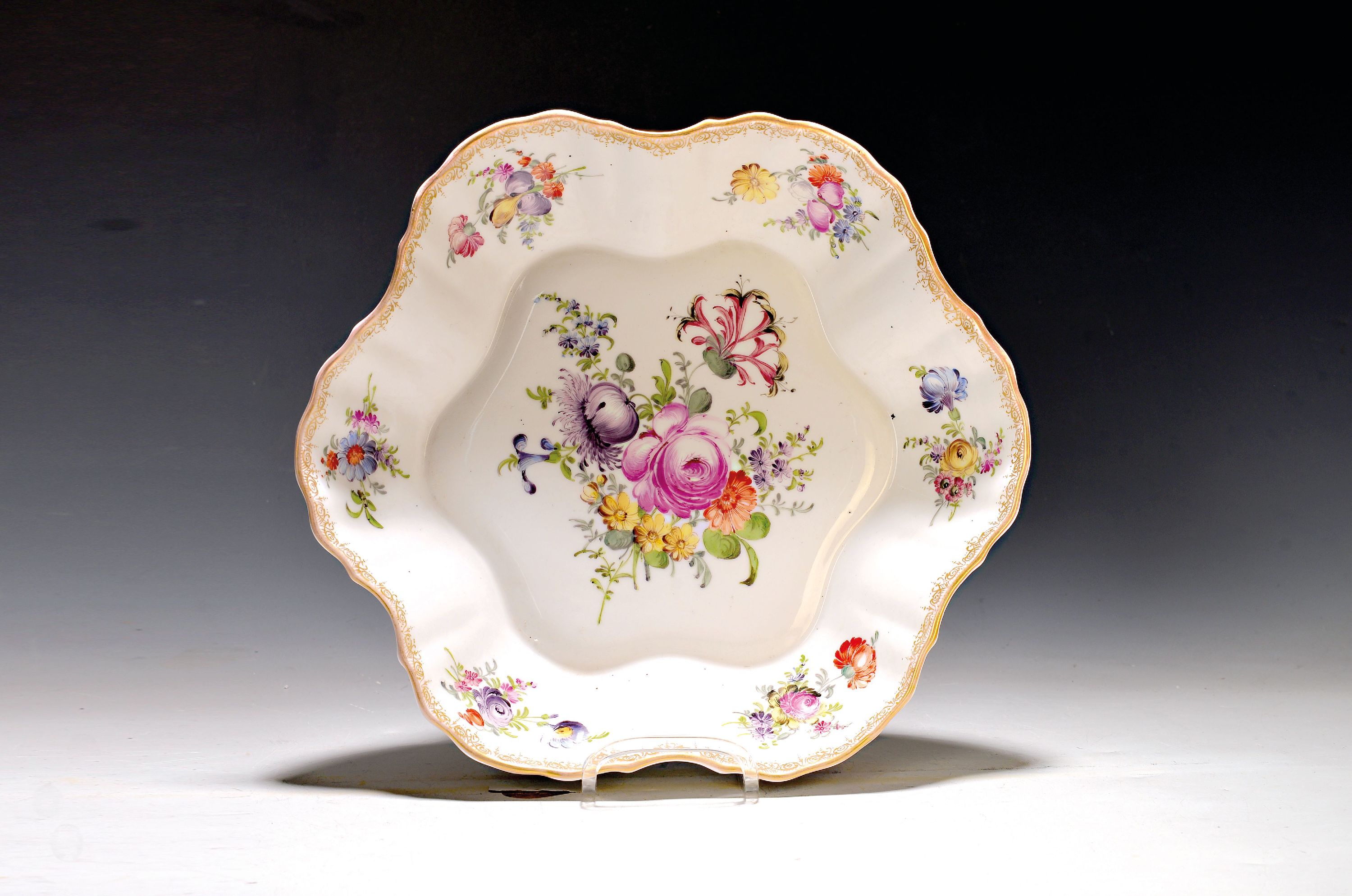 Große Schale, wohl Dresden, um 1900, sechspassige Form, außen und innen mit Blumenbukettmalerei, Goldspitzendekor, D. 32 cm