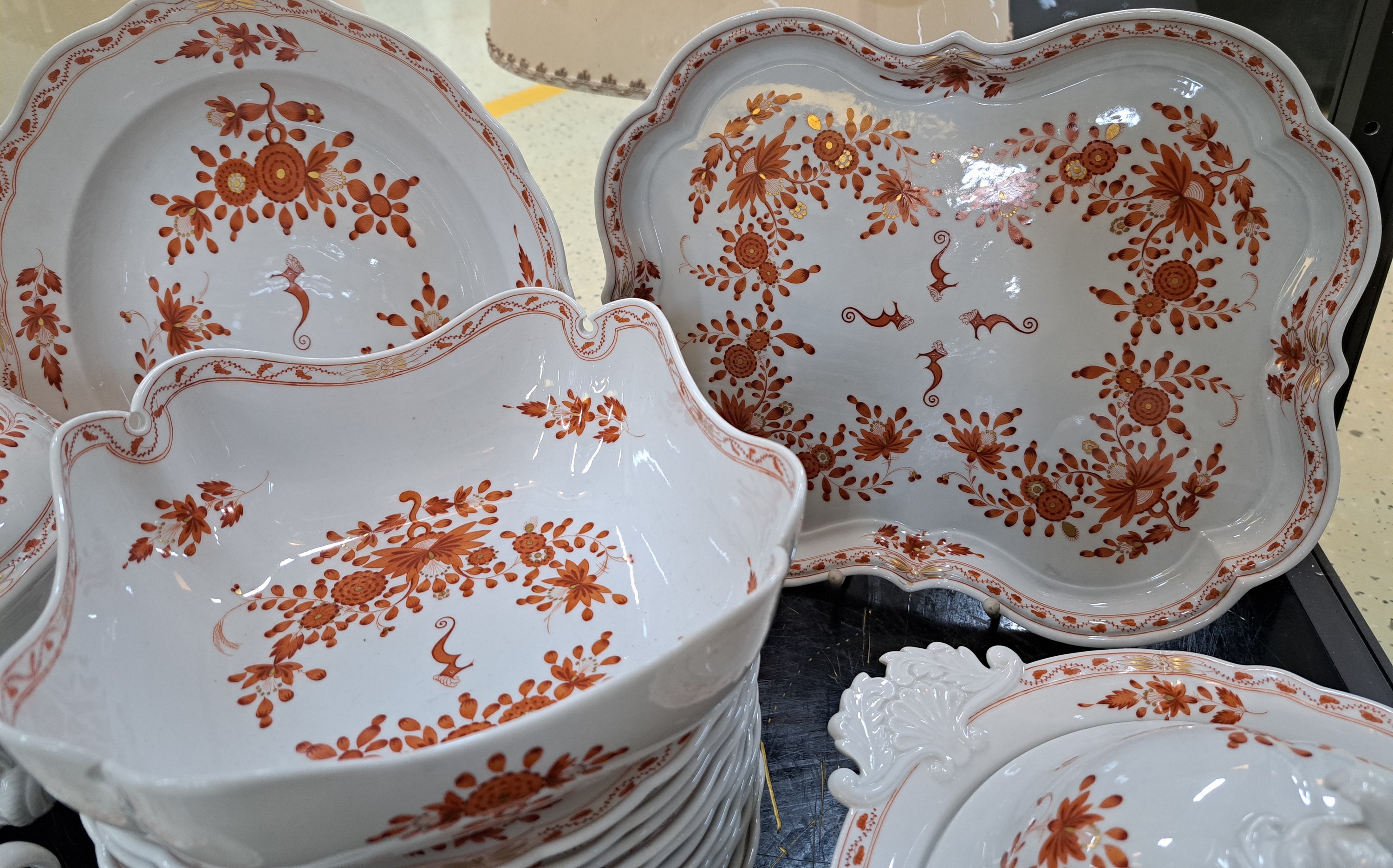 Detail c: Umfangreiches Tafelservice, Meissen, 1930er Jahre, für 12 Personen, indisch Koralle, golden gehöht, Spezialedition zu einer bibliophilen-Tagung ...